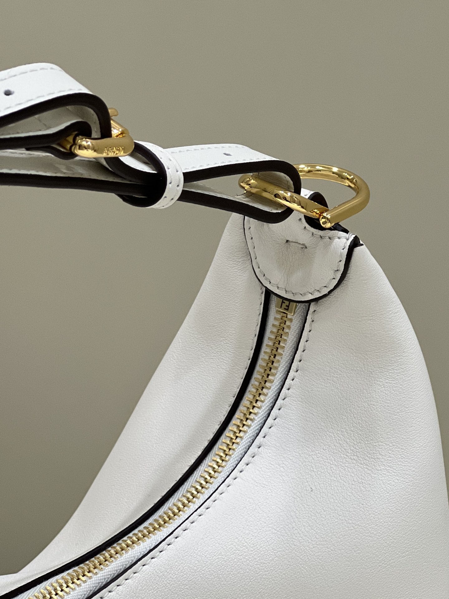 Bagsaaa F**di Medium Graphy In White Leather Bag - 36-30-11CM