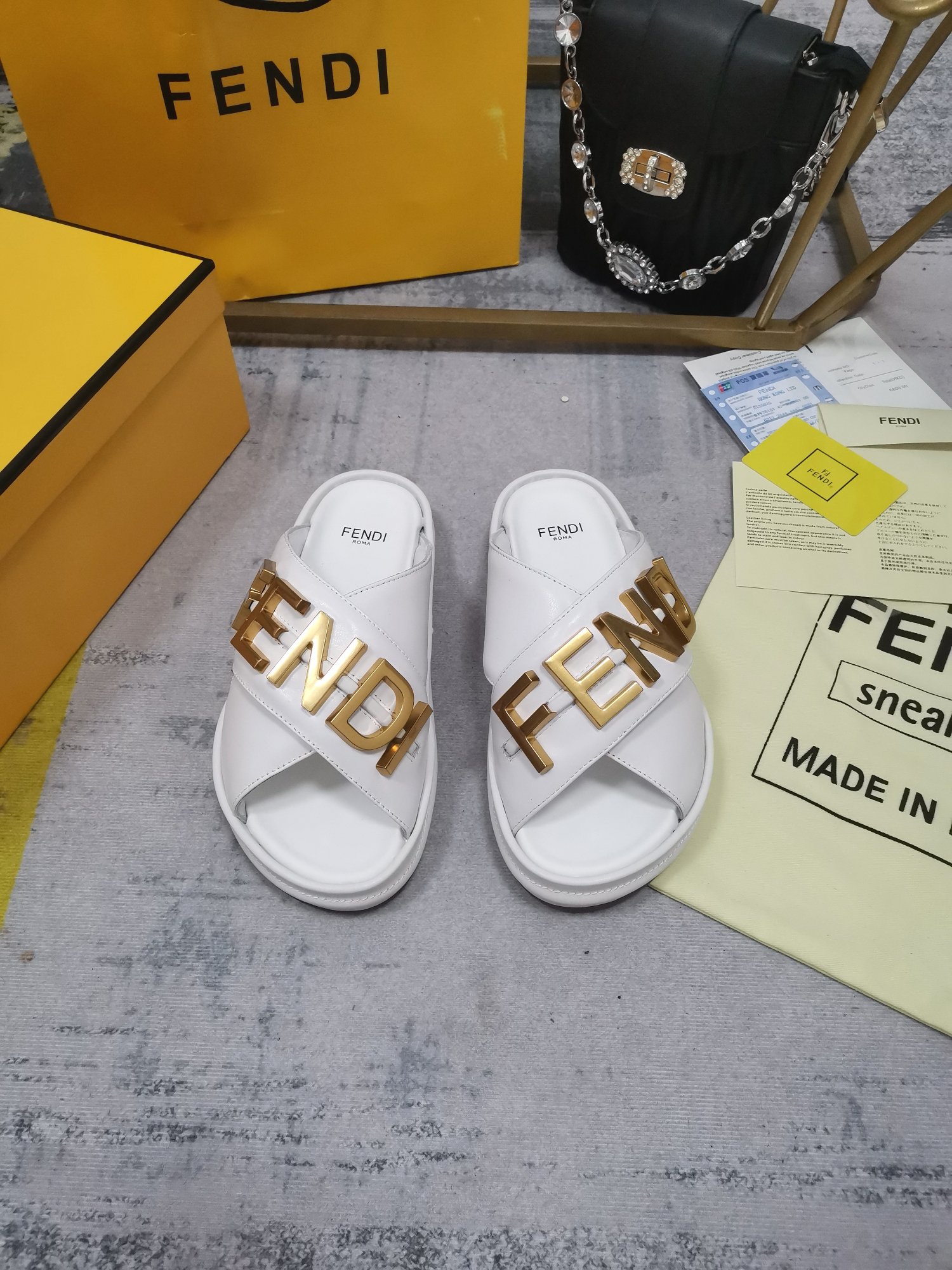 Bagsaaa F**digraphy White Leather Sildes