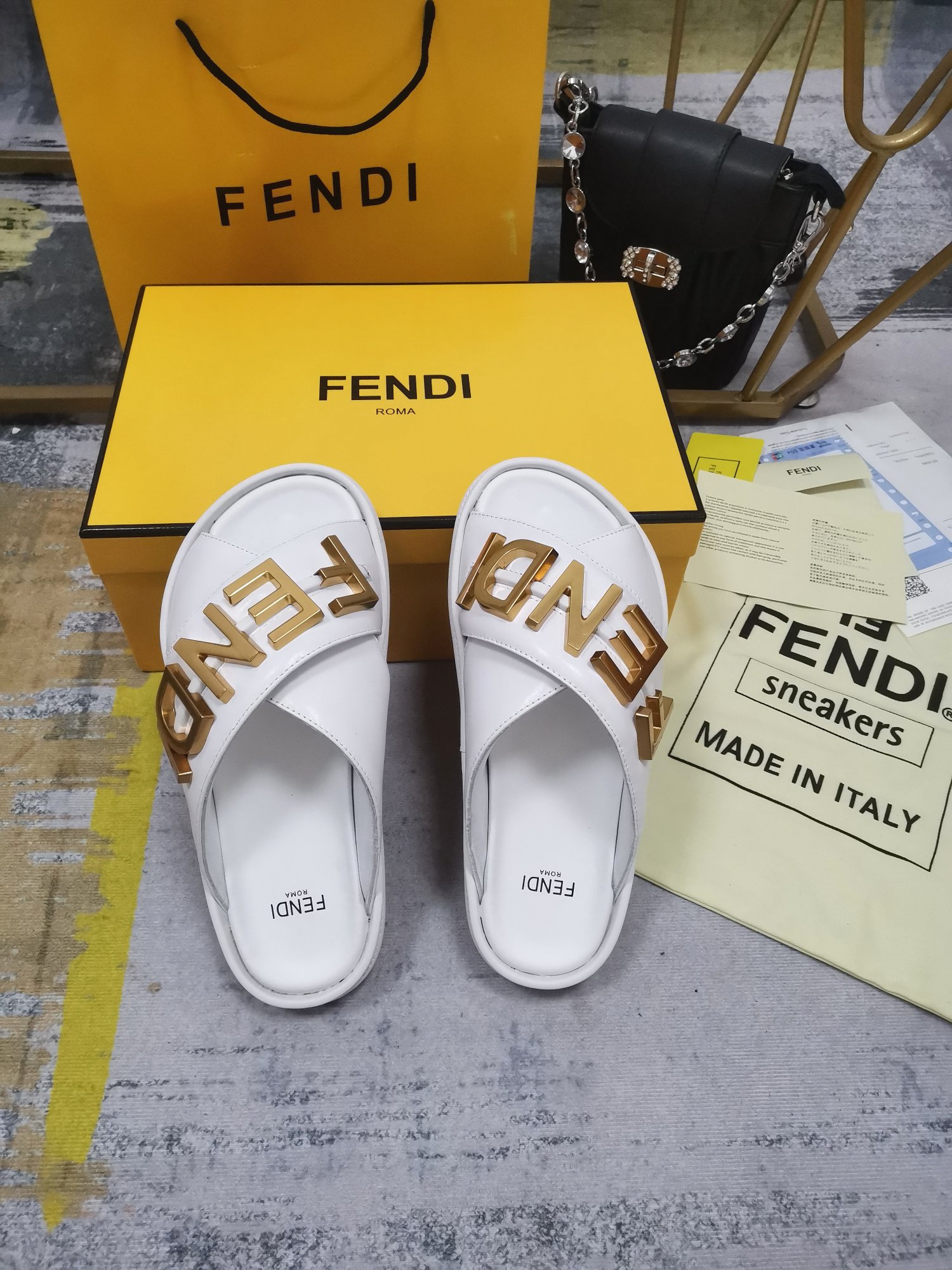 Bagsaaa F**digraphy White Leather Sildes