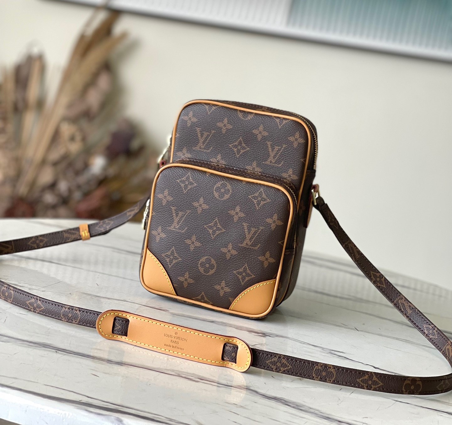 Bagsaaa L0vis Vvtt0n Amazon Monogram Messenger Bag - 15 x 10 x 21.5 cm