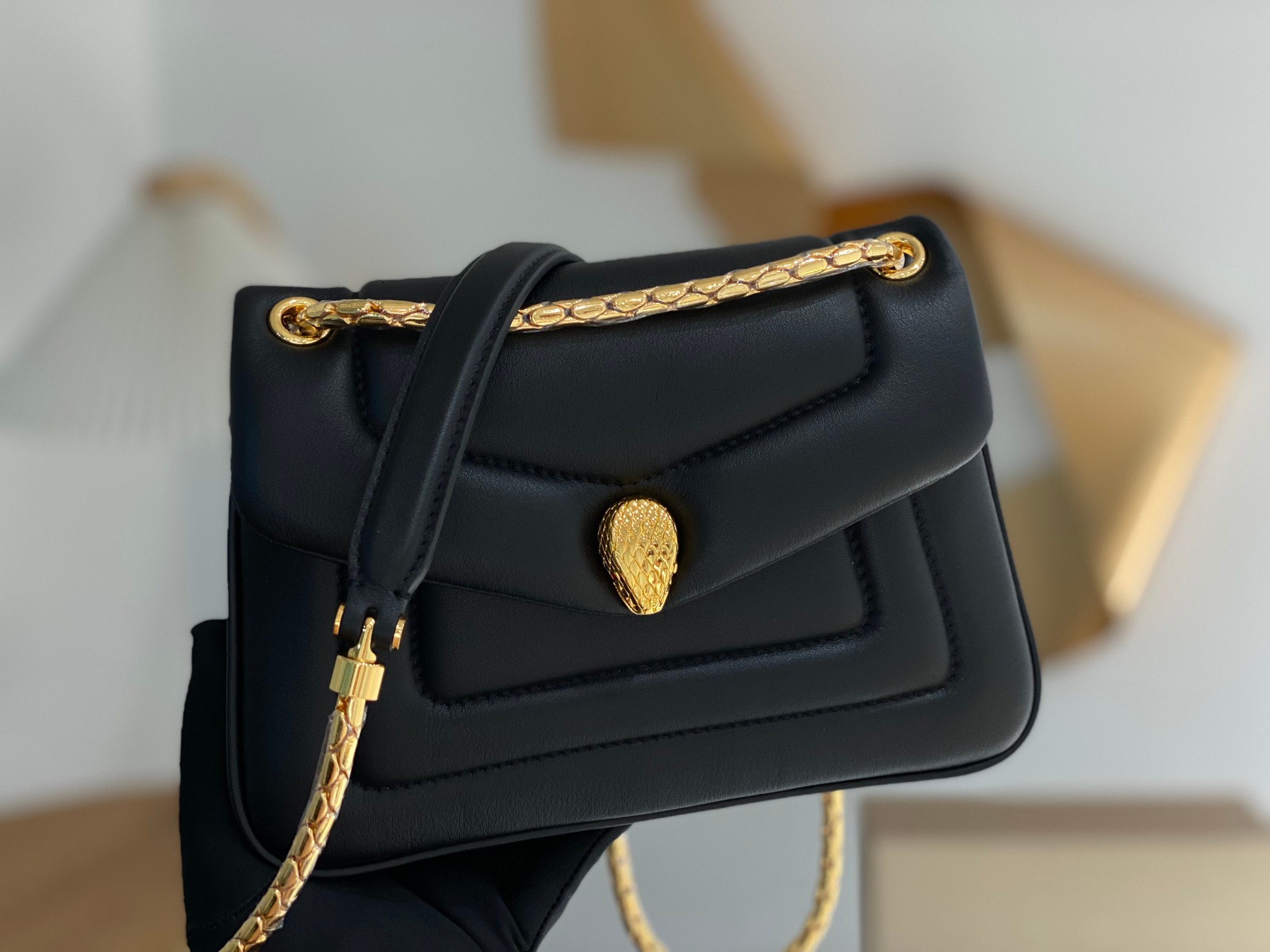 Bagsaaa Bv1g*ai Serpenti Reverse Black Bag- 22.5 X 15 X 7cm