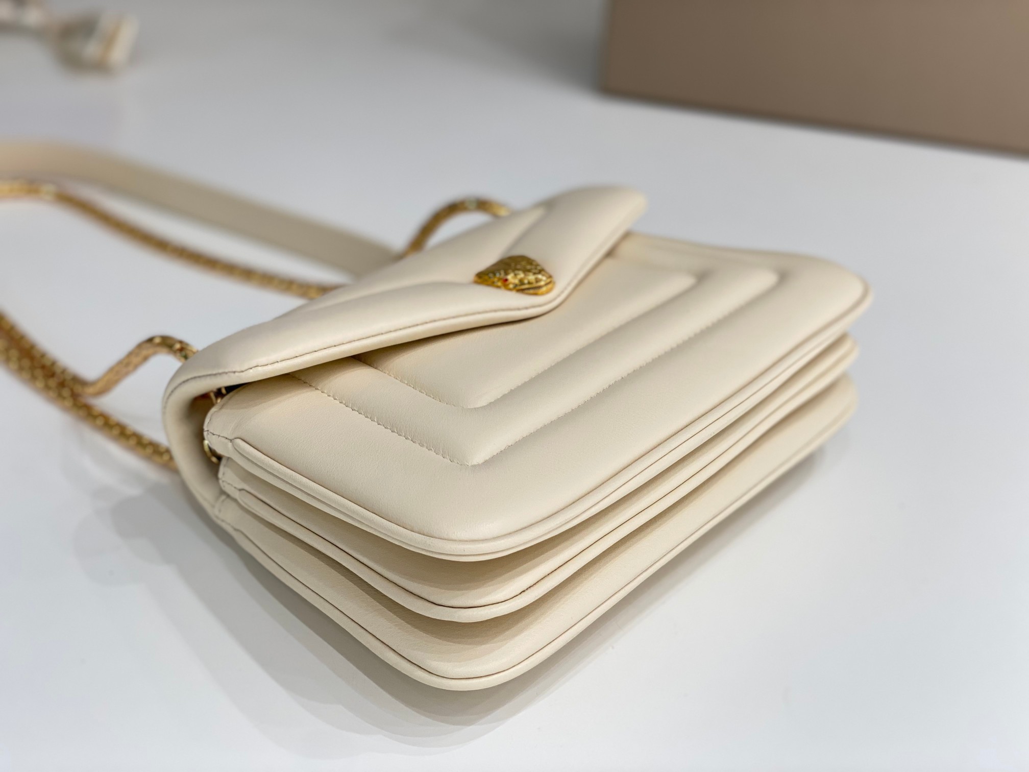 Bagsaaa Bv1g*ai Serpenti Reverse White Bag- 22.5 X 15 X 7cm