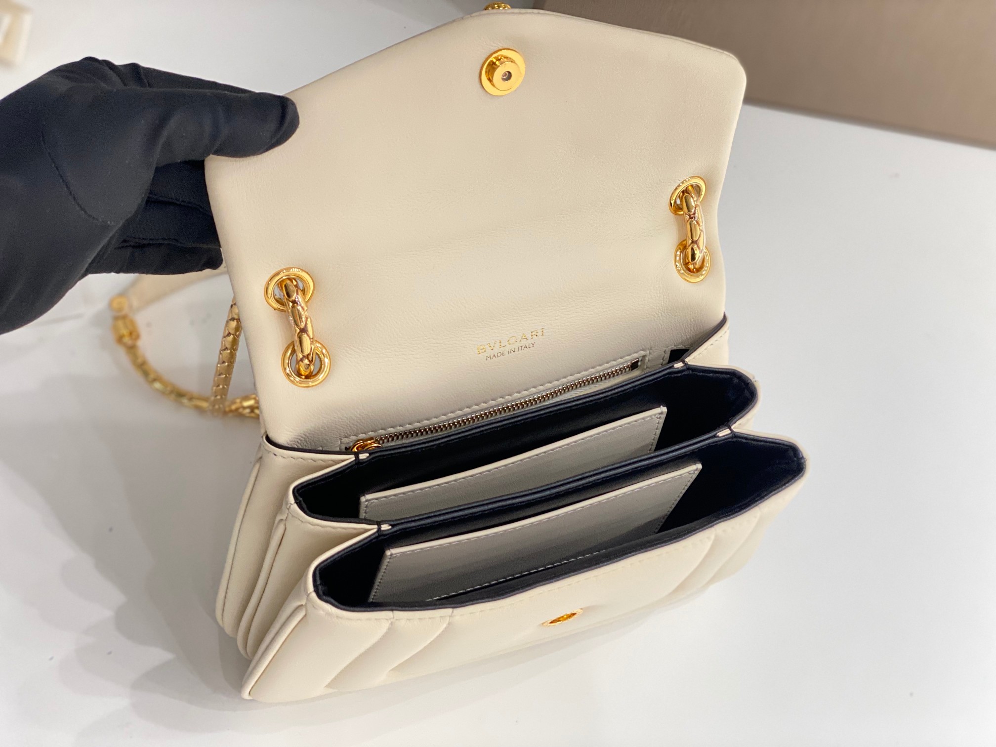Bagsaaa Bv1g*ai Serpenti Reverse White Bag- 22.5 X 15 X 7cm