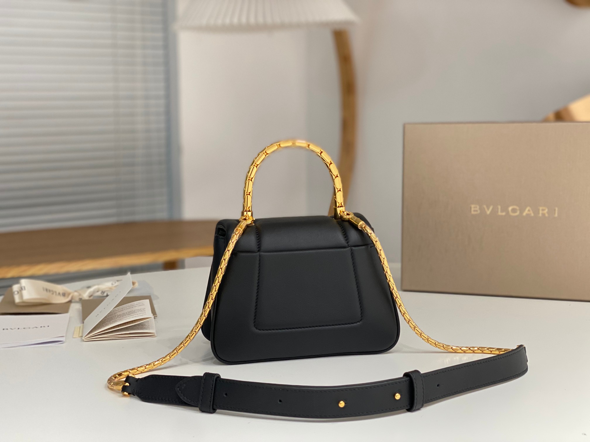 Bagsaaa Bv1g*ai Serpenti Reverse Top Handle Black Bag - 22.5 X 15 X 7cm