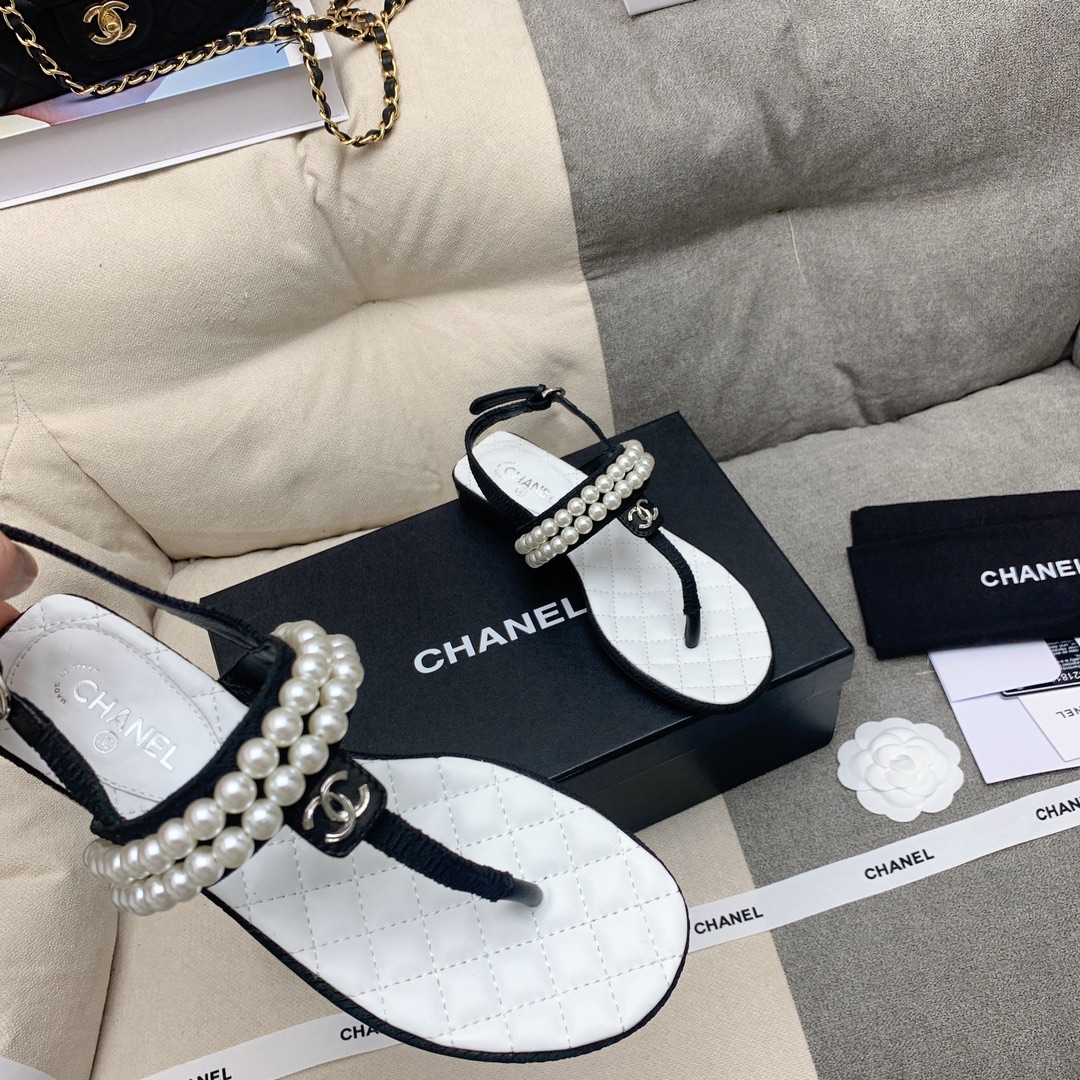 Bagsaaa Ch**el Pear Slippers