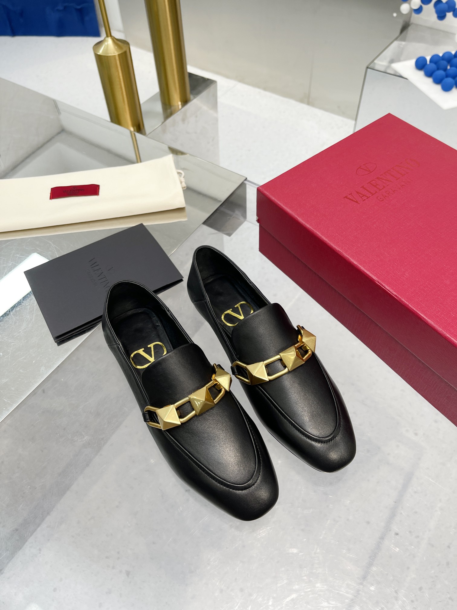 Bagsaaa Va1e*ntin0 Garavani Loafers 