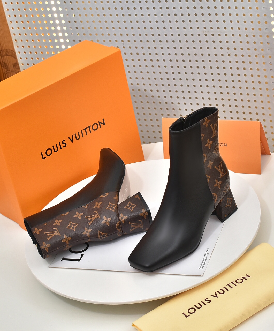 Bagsaaa L0vis Vvtt0n Black Monogram Ankle Boot