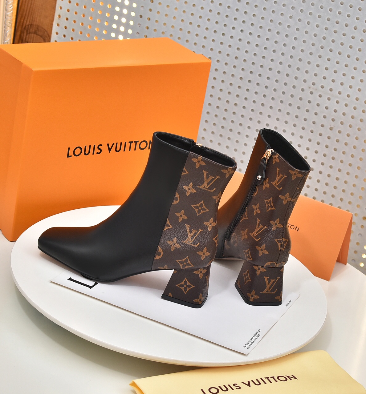 Bagsaaa L0vis Vvtt0n Black Monogram Ankle Boot