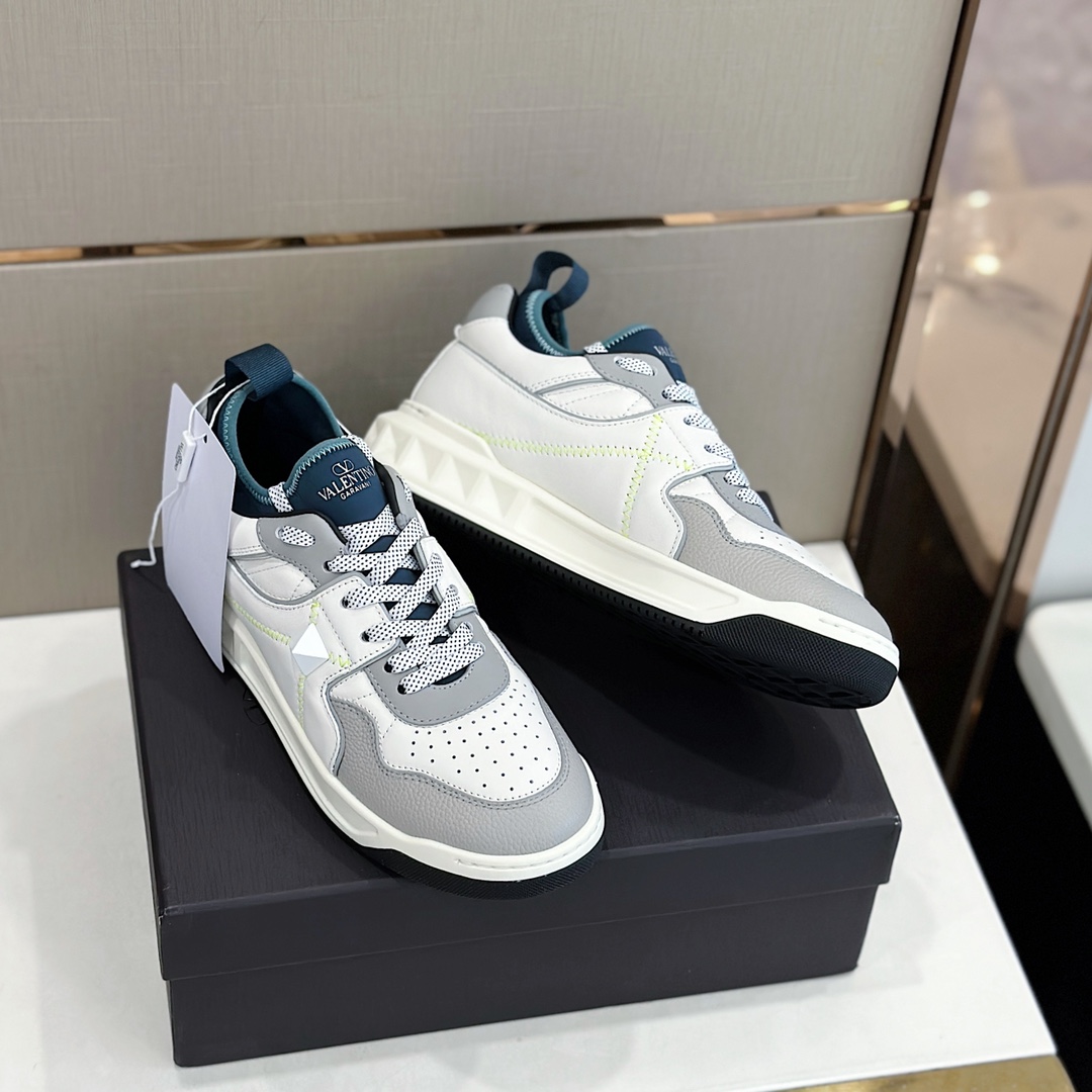 Bagsaaa Va1e*ntin0 On Stud Grey Sneaker