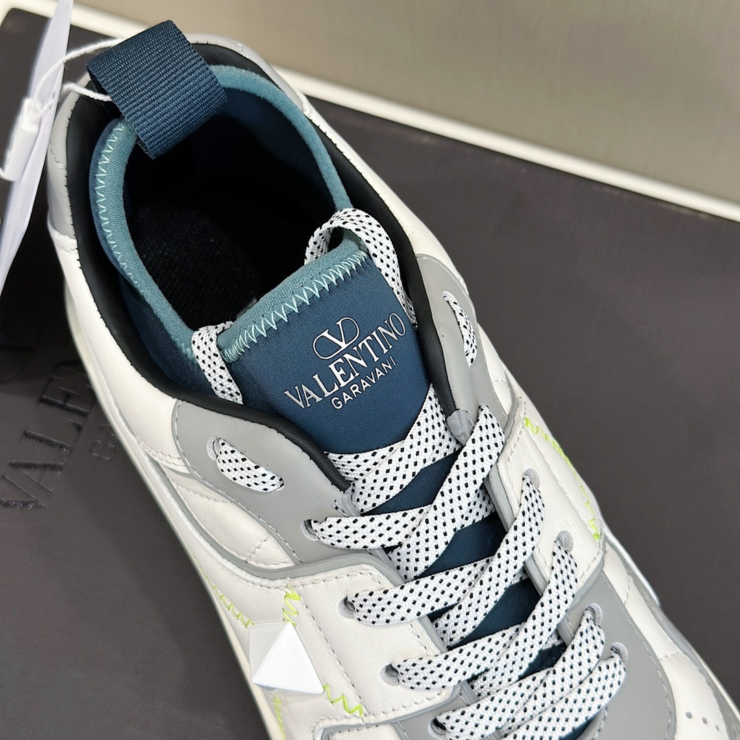 Bagsaaa Va1e*ntin0 On Stud Grey Sneaker