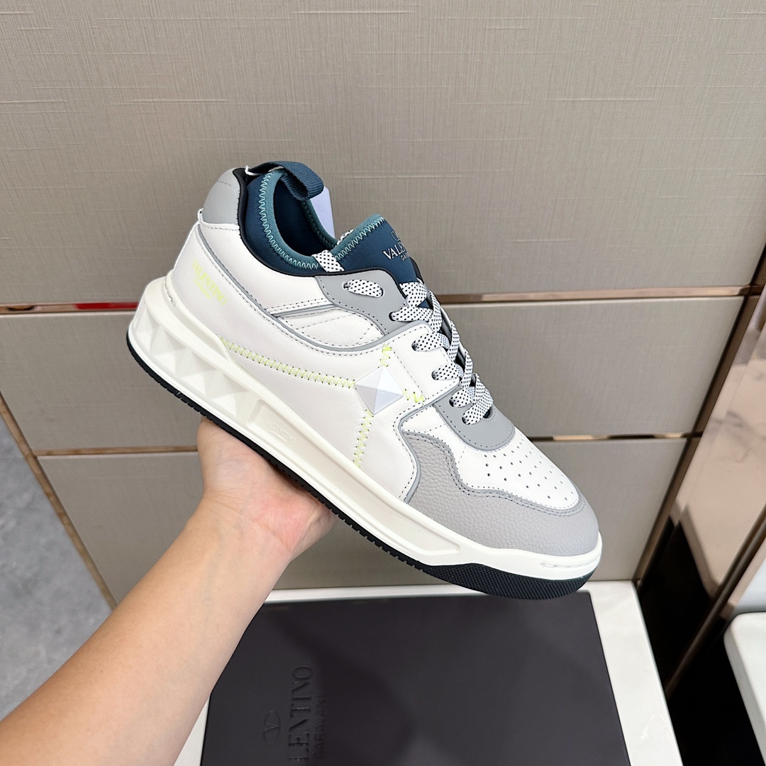 Bagsaaa Va1e*ntin0 On Stud Grey Sneaker