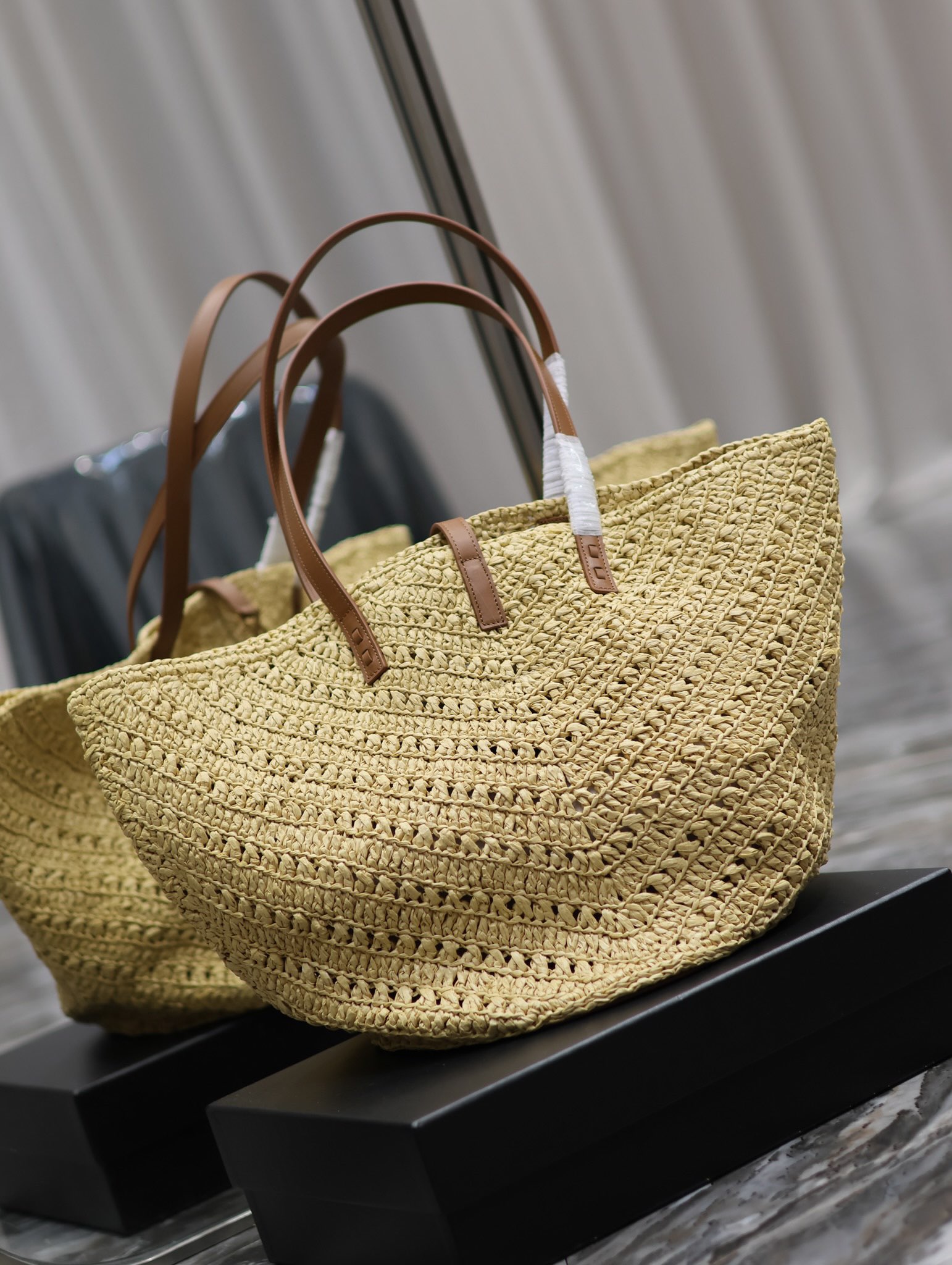 BAGSAAA Y51 PANIER MEDIUM IN RAFFIA AND VEGETABLE-TANNED LEATHER 