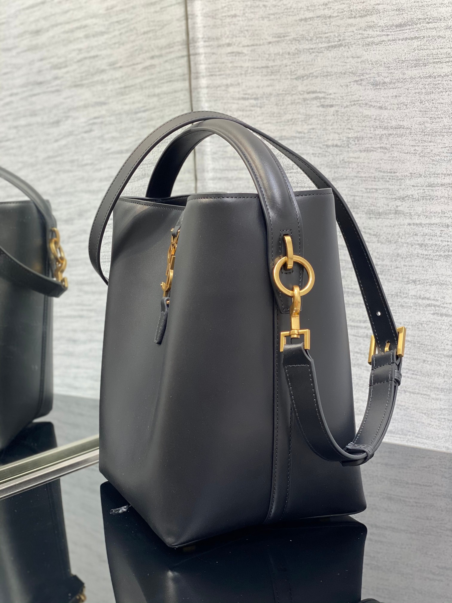 Bagsaaa Y51 Le 37 In Black Shiny Leather -20 X 25 X 16 CM