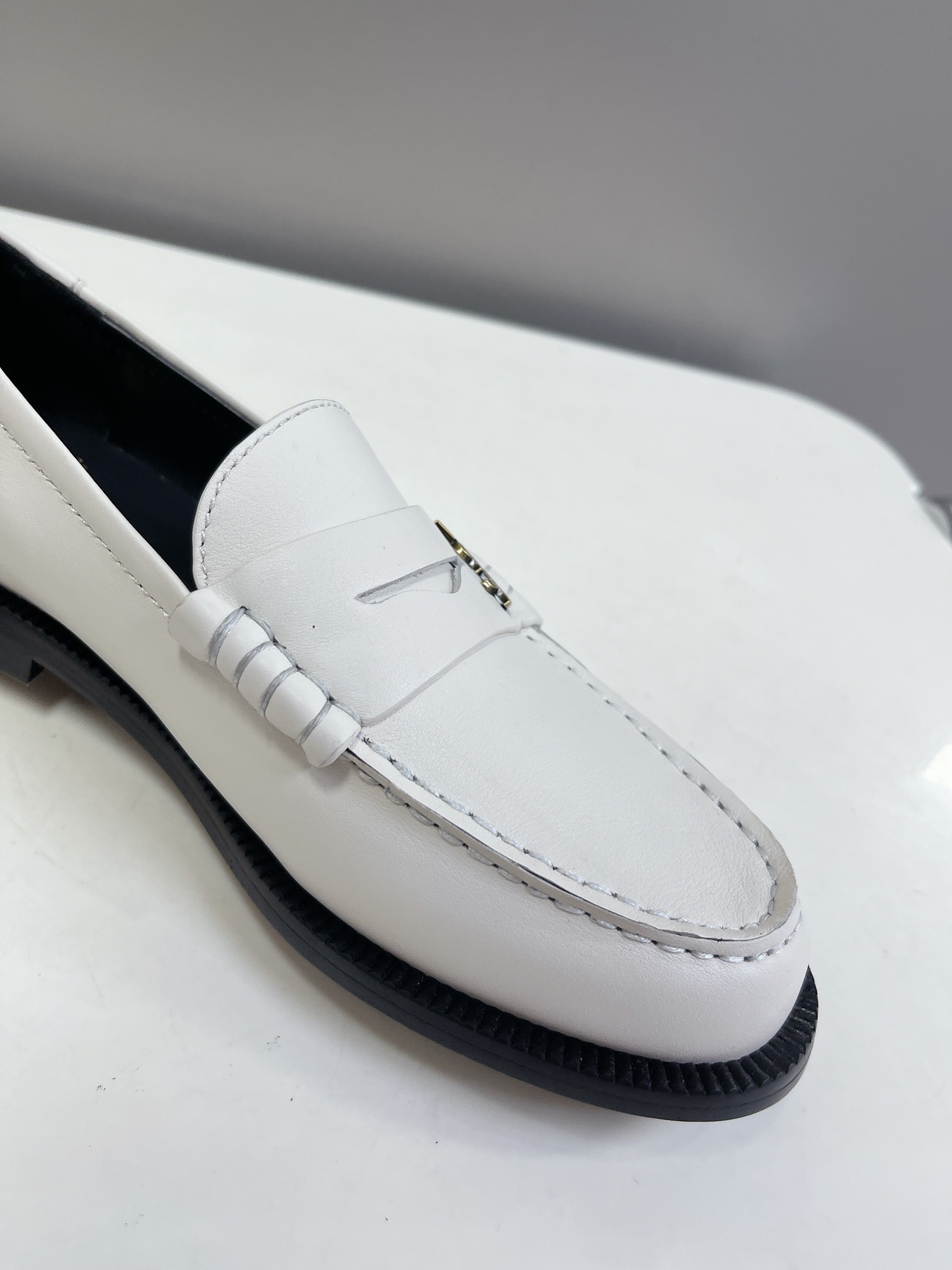 Bagsaaa Y51 White Loafers