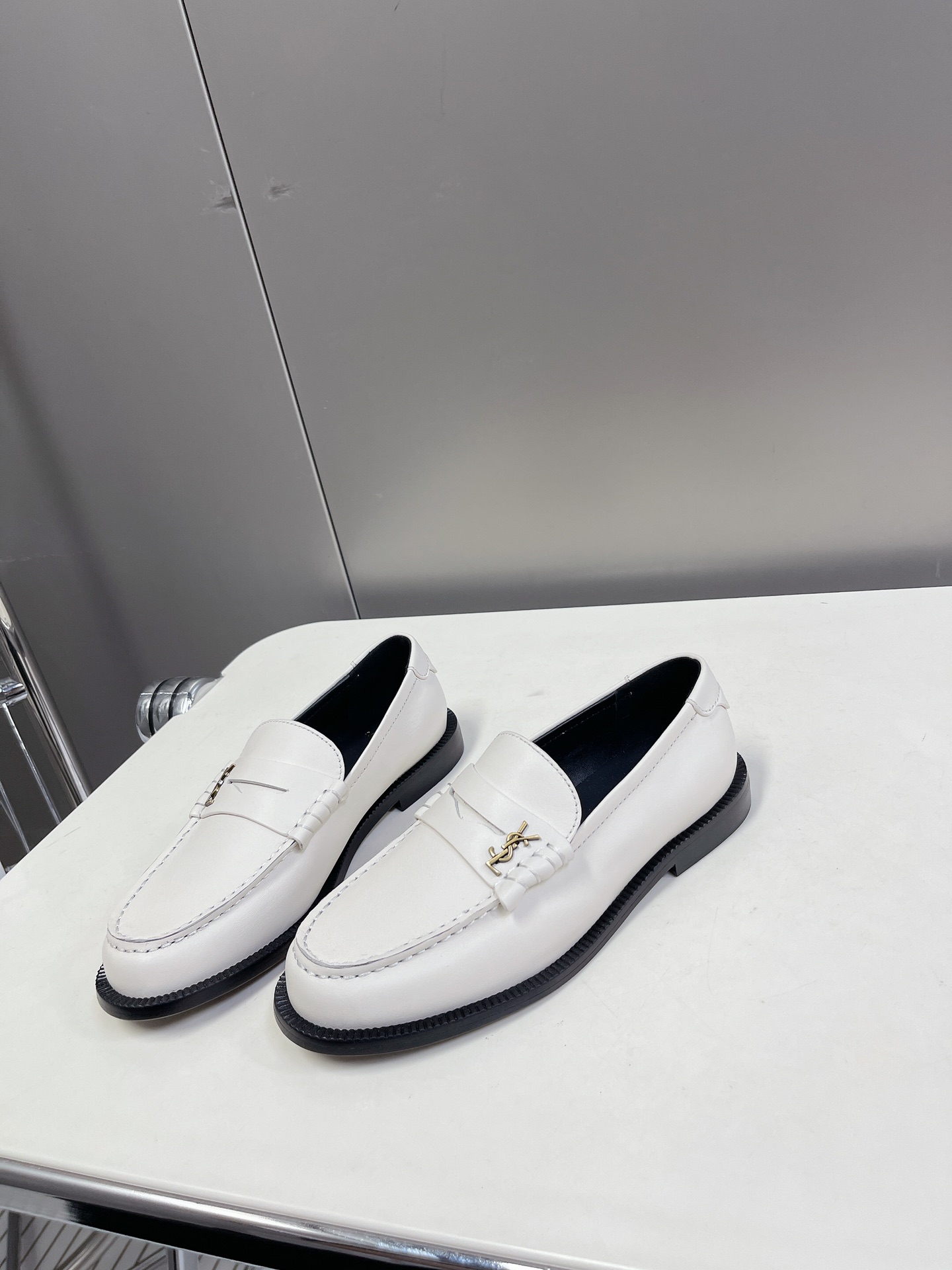 Bagsaaa Y51 White Loafers