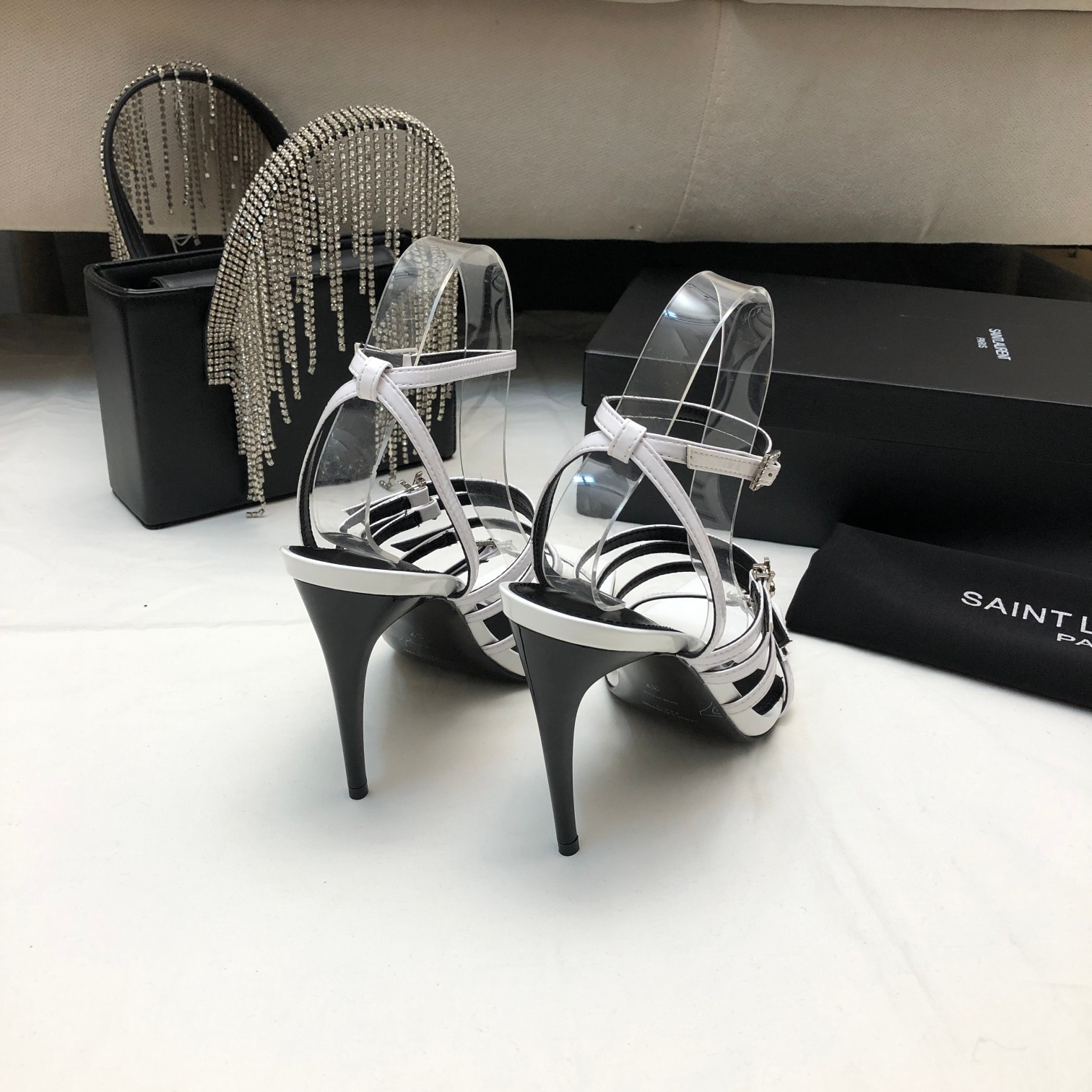 Bagsaaa Y51 Jerry embellished patent white sandals