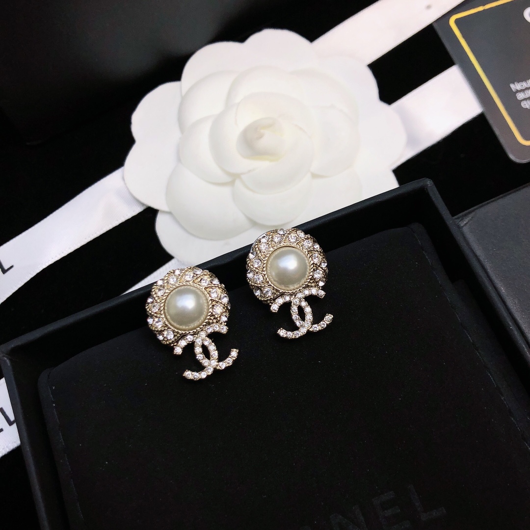 Bagsaaa Ch**el Teardrop Pearl Gold Earrings