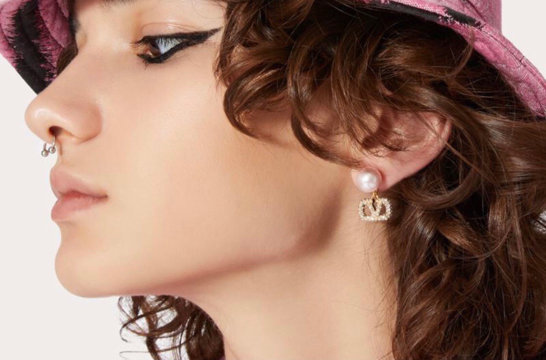 Bagsaaa Va1e*ntin0 Vlogo Teardrop Gold Crystal Earrings