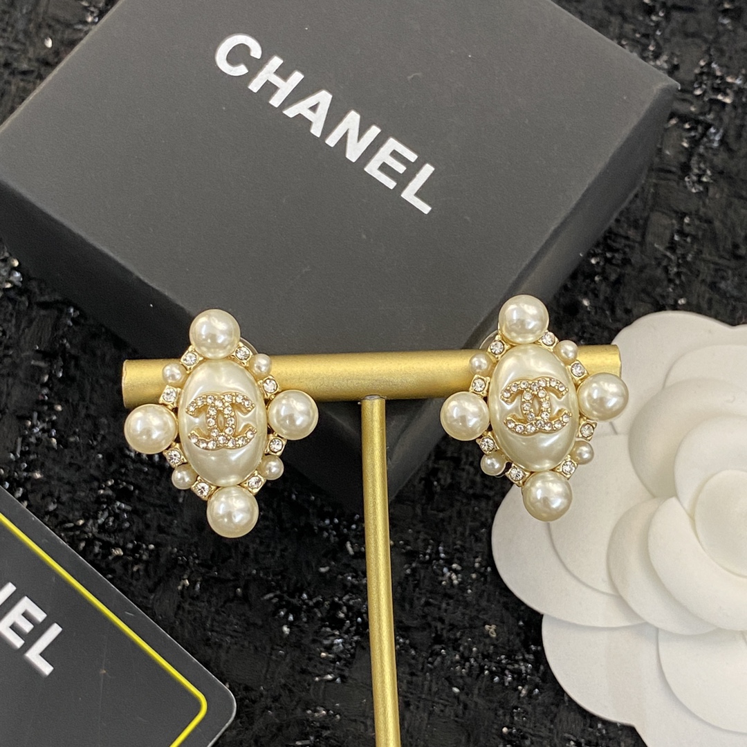Bagsaaa Ch**el Stud Earrings Pearl & Crystal Gold 
