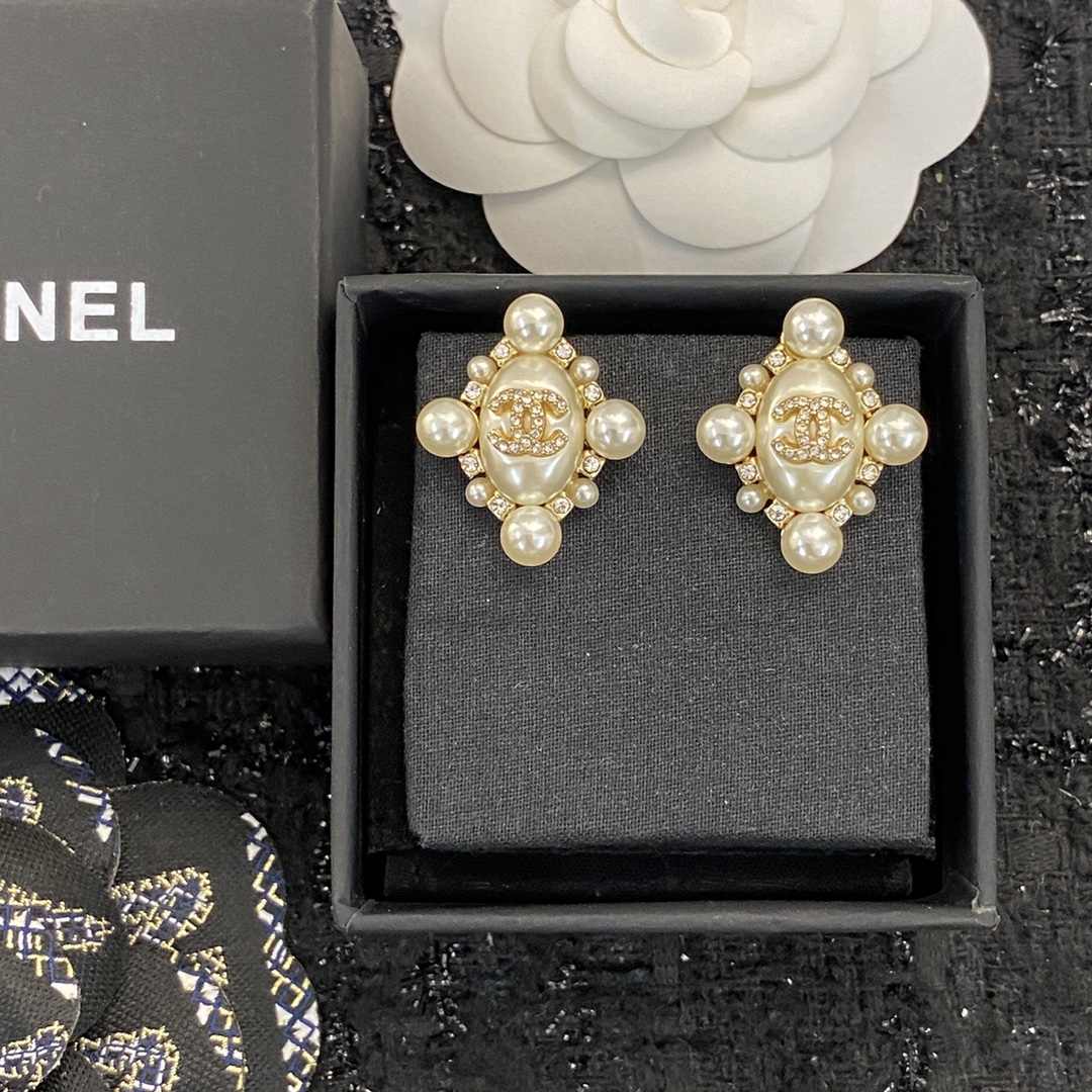 Bagsaaa Ch**el Stud Earrings Pearl & Crystal Gold 