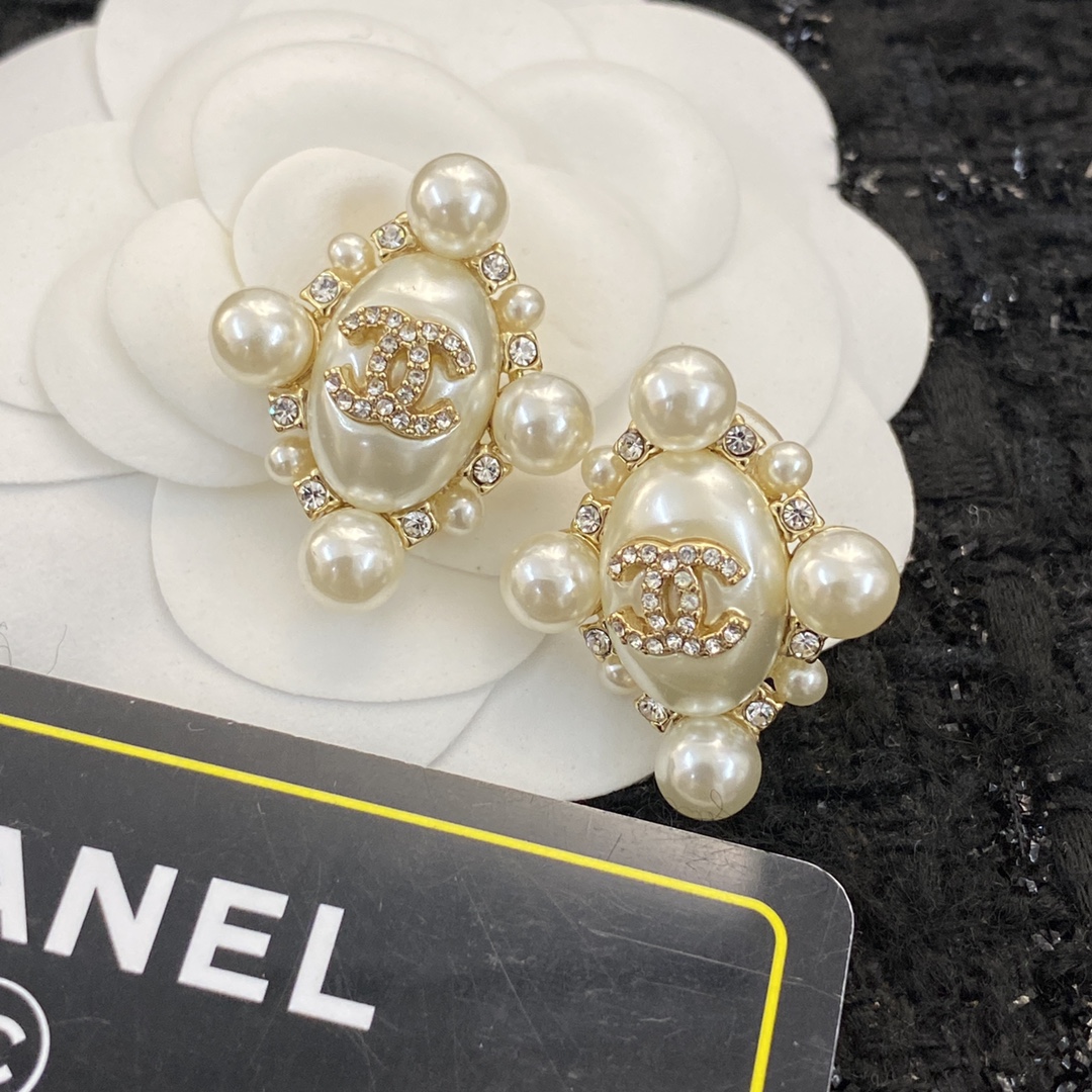 Bagsaaa Ch**el Stud Earrings Pearl & Crystal Gold 