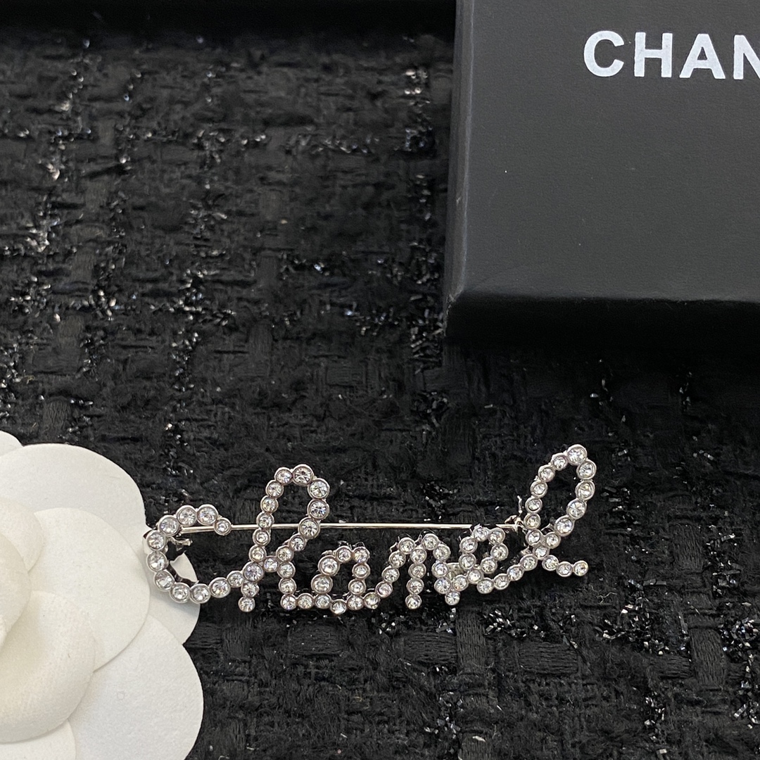 Bagsaaa Ch**el Crystal Silver Brooch