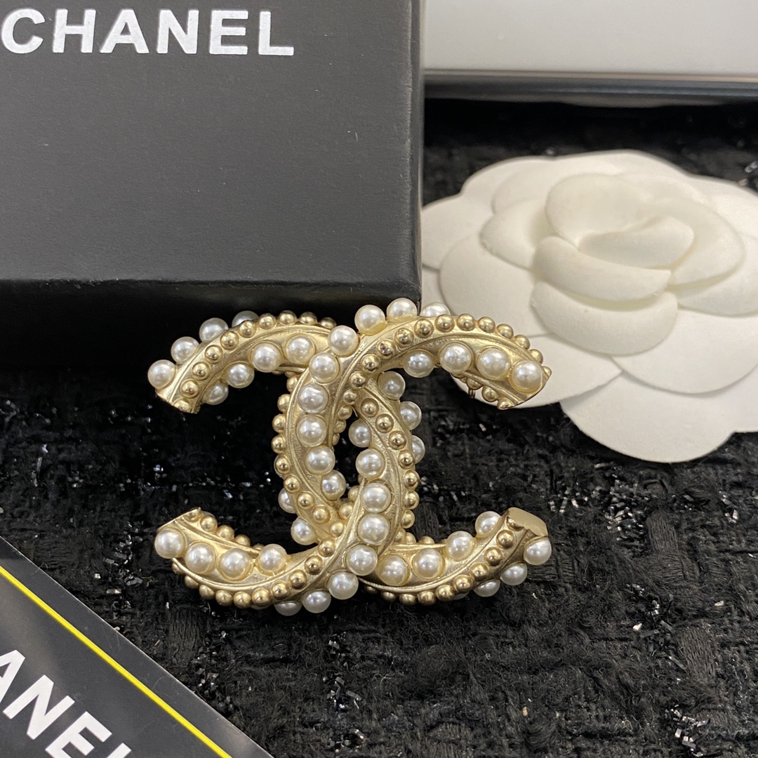 Bagsaaa Ch**el CC Logo Pearl and Gold Brooch
