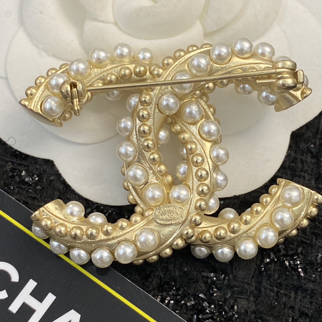 Bagsaaa Ch**el CC Logo Pearl and Gold Brooch