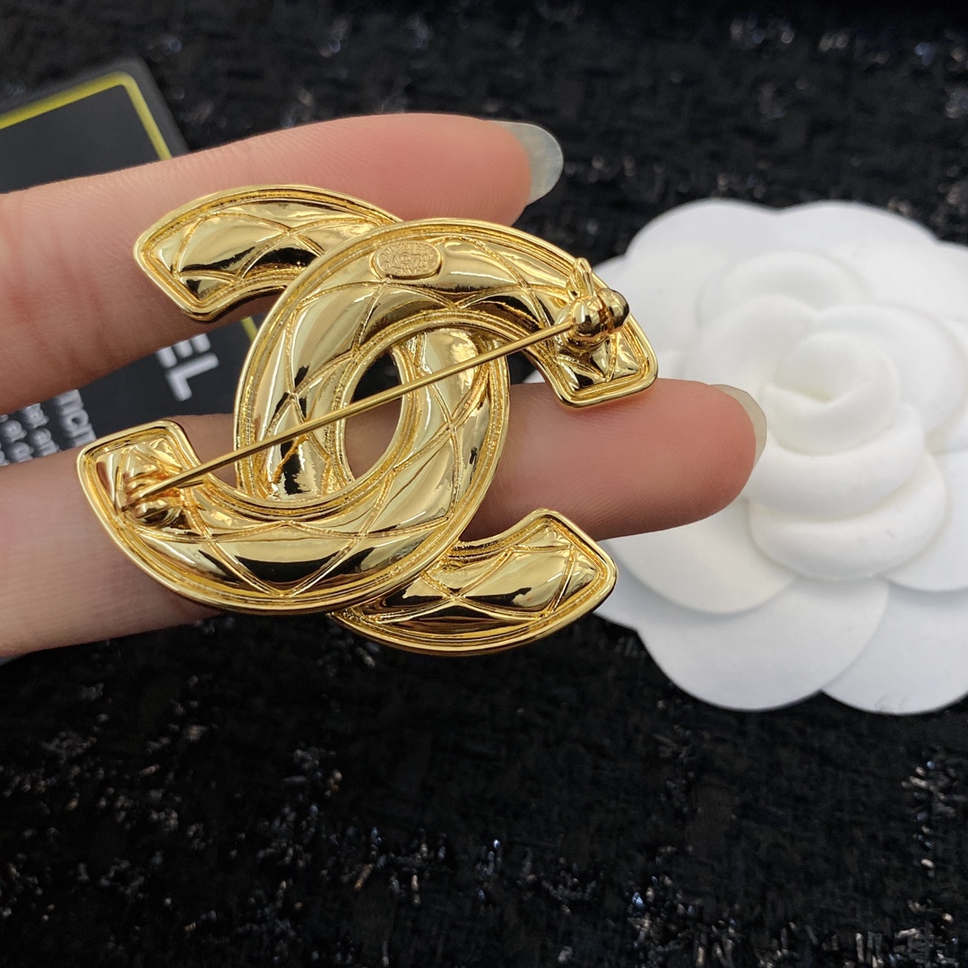 Bagsaaa Ch**el Sall Gold Brooch