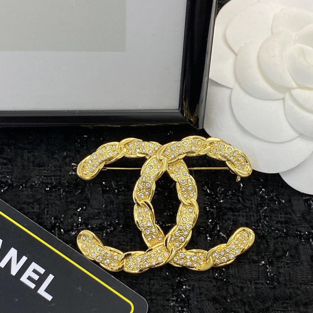 Bagsaaa Ch**el Gold and Crystal Brooch