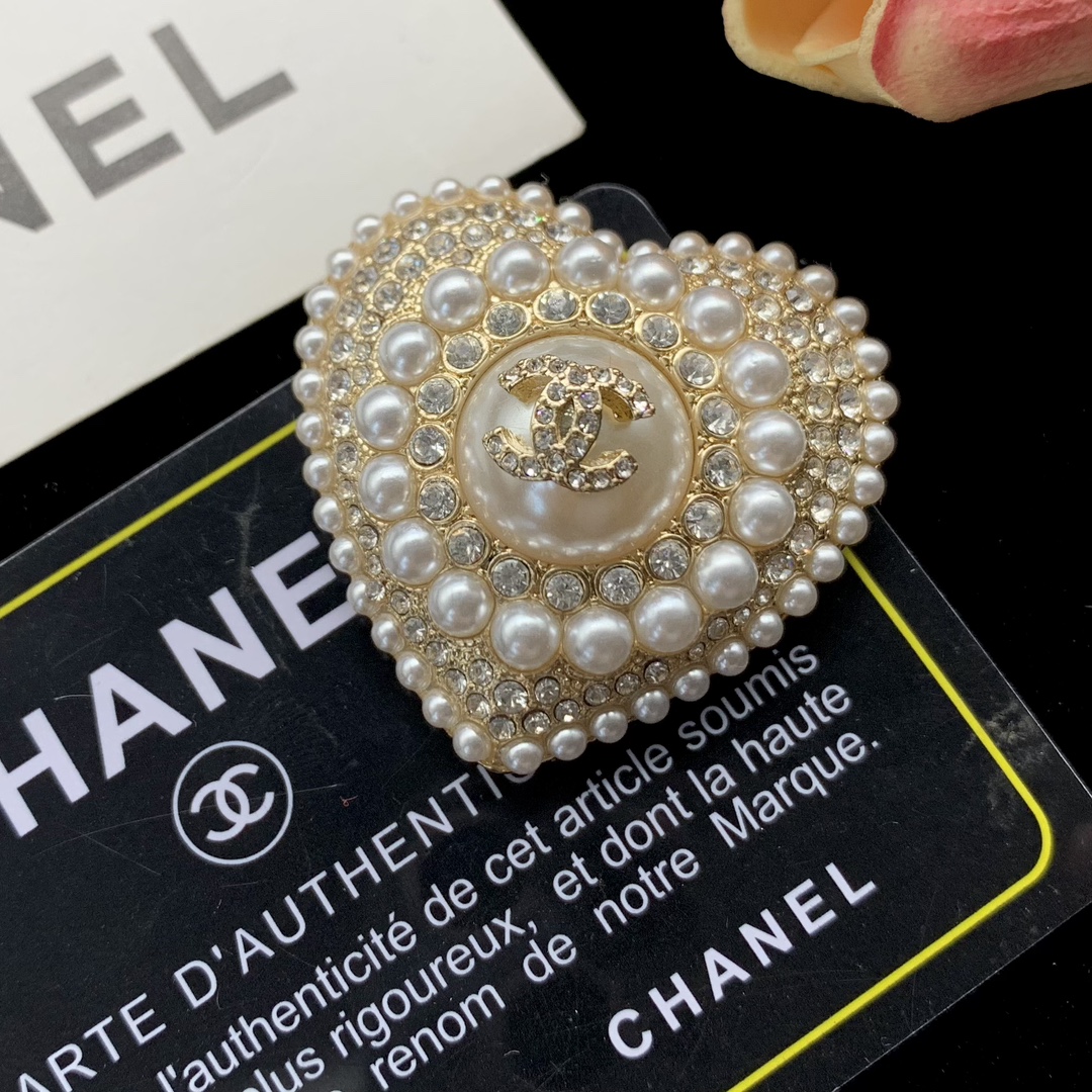 Bagsaaa Ch**el Pearl Heart Gold Brooch