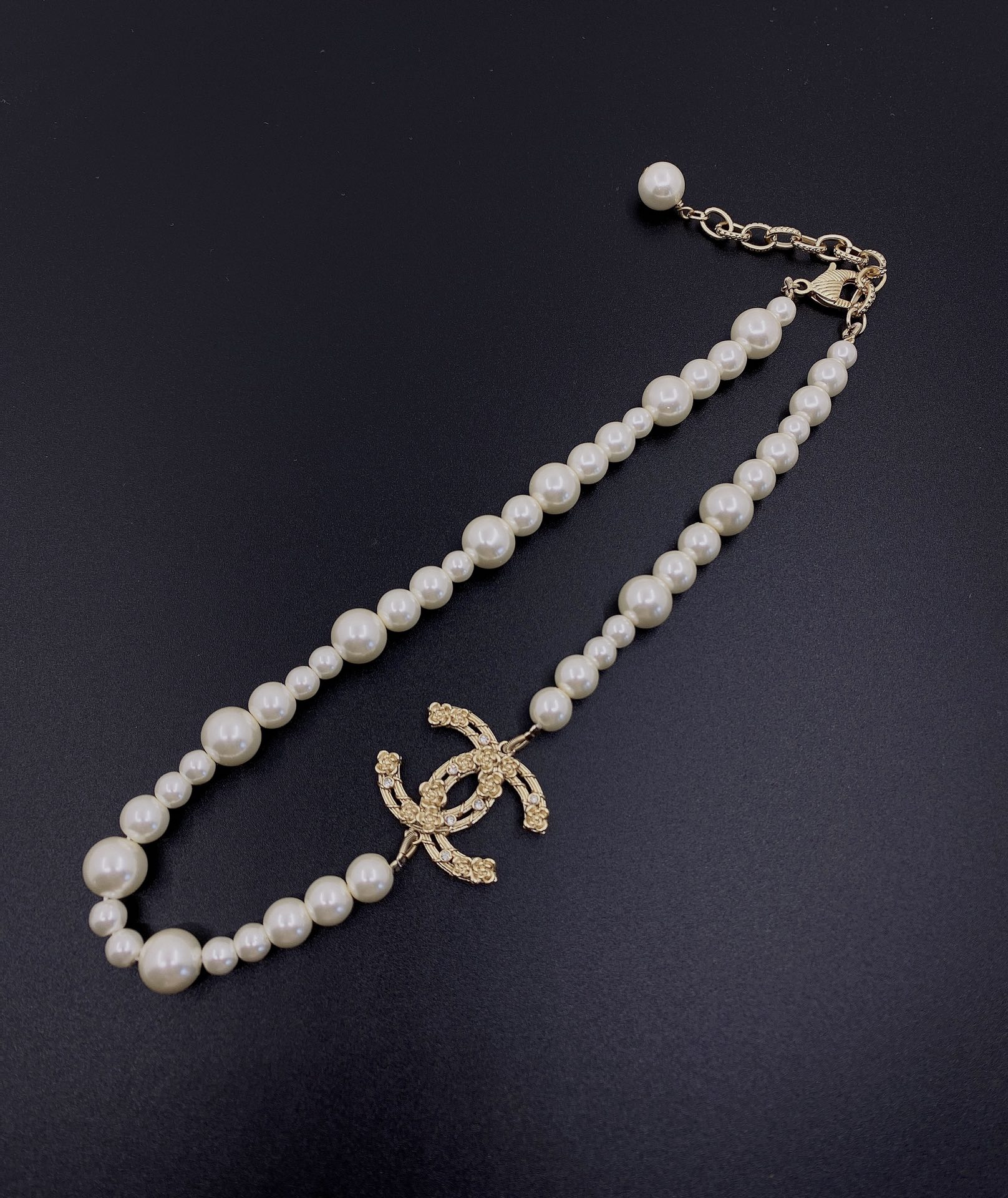 Bagsaaa Ch**el Pearl and CC Gold Logo Necklace