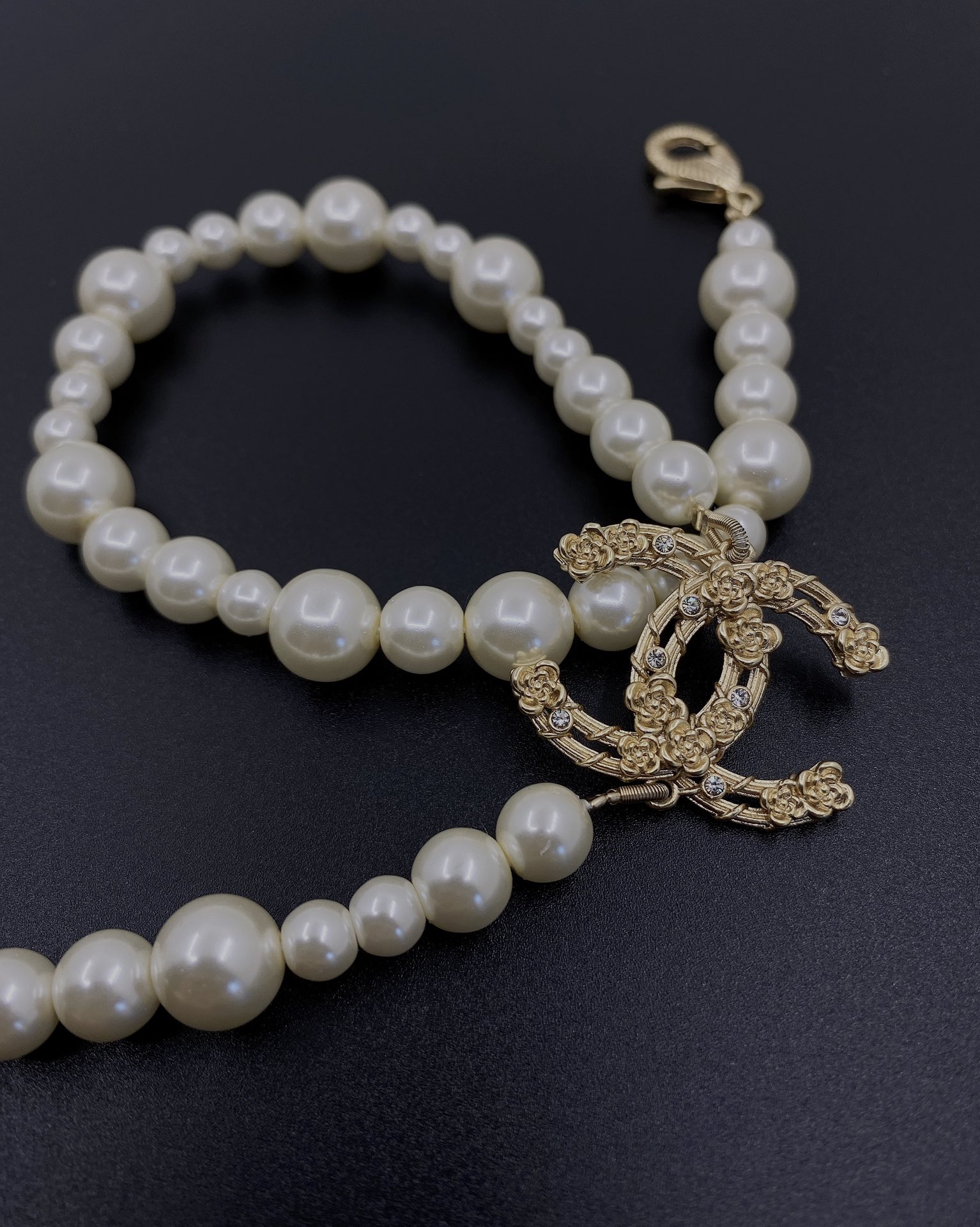 Bagsaaa Ch**el Pearl and CC Gold Logo Necklace