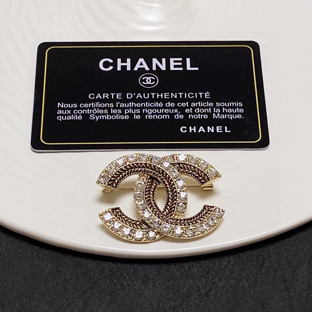 Bagsaaa Ch**el Gold and Crystal Brooch 02
