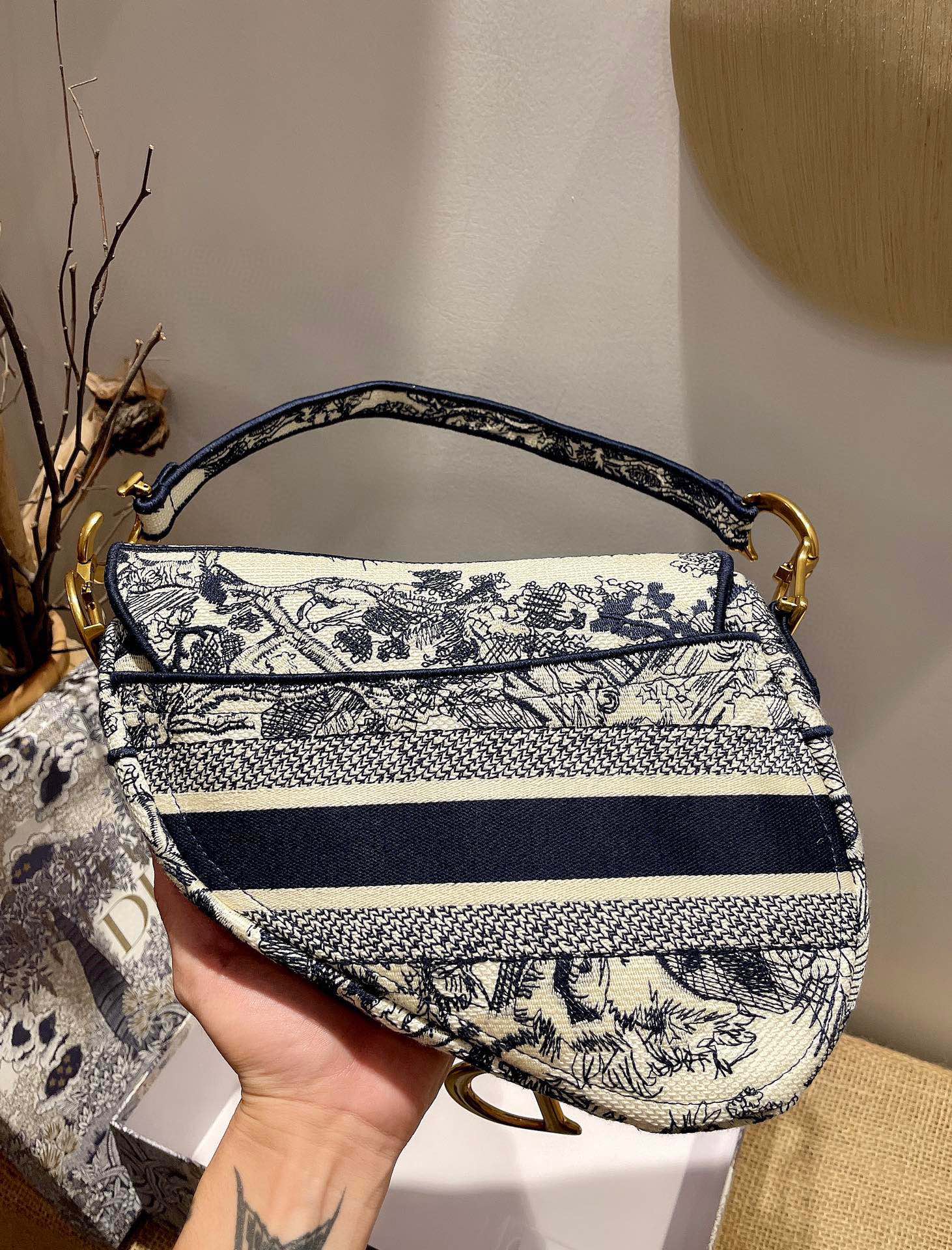 Bagsaaa D10r Blue Toile De Jouy Embroidery Saddle Bag - 25.5 x 20 x 6.5 cm