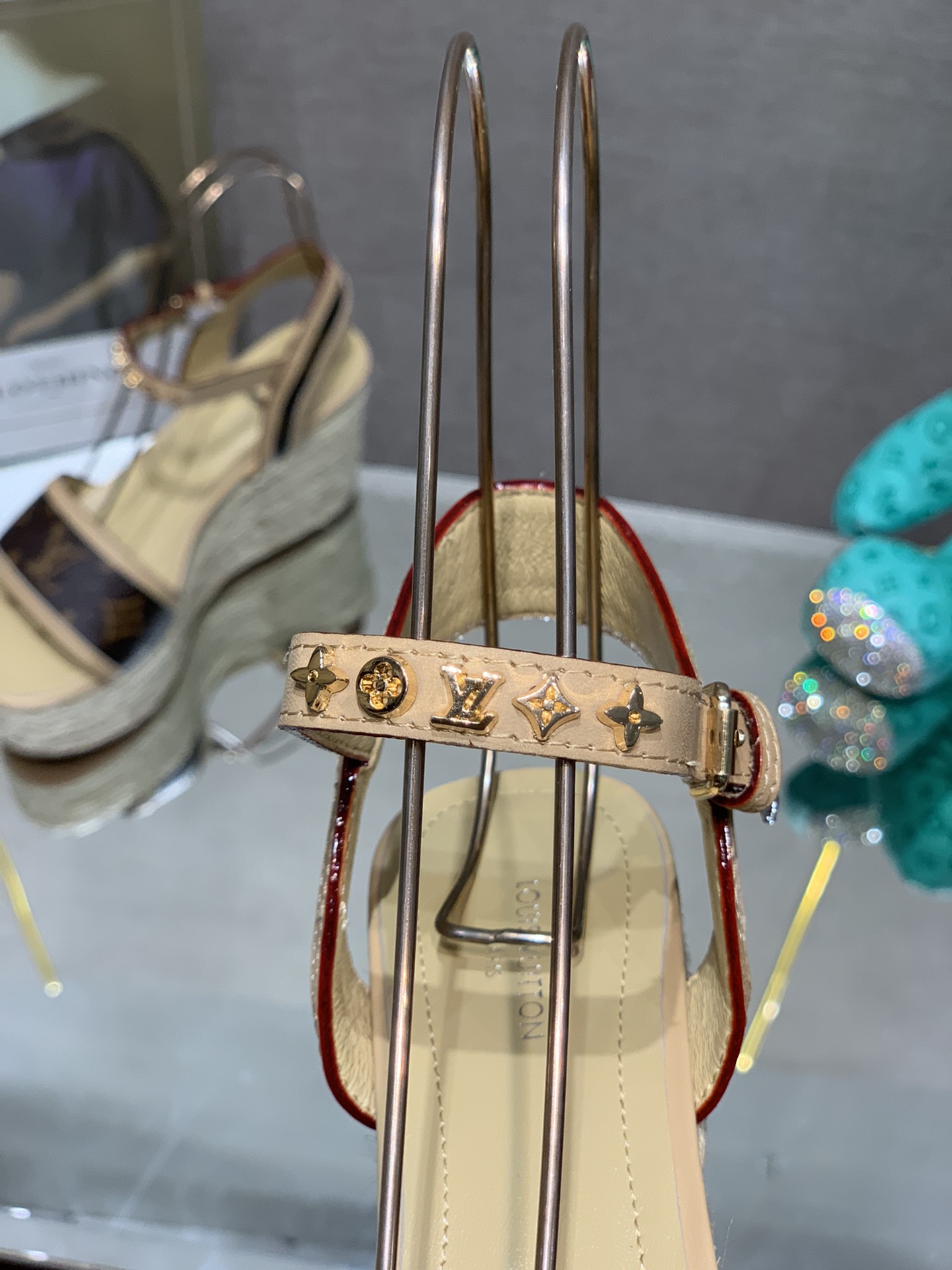 Bagsaaa L0vis Vvtt0n Wedge Sandals White and Brown 