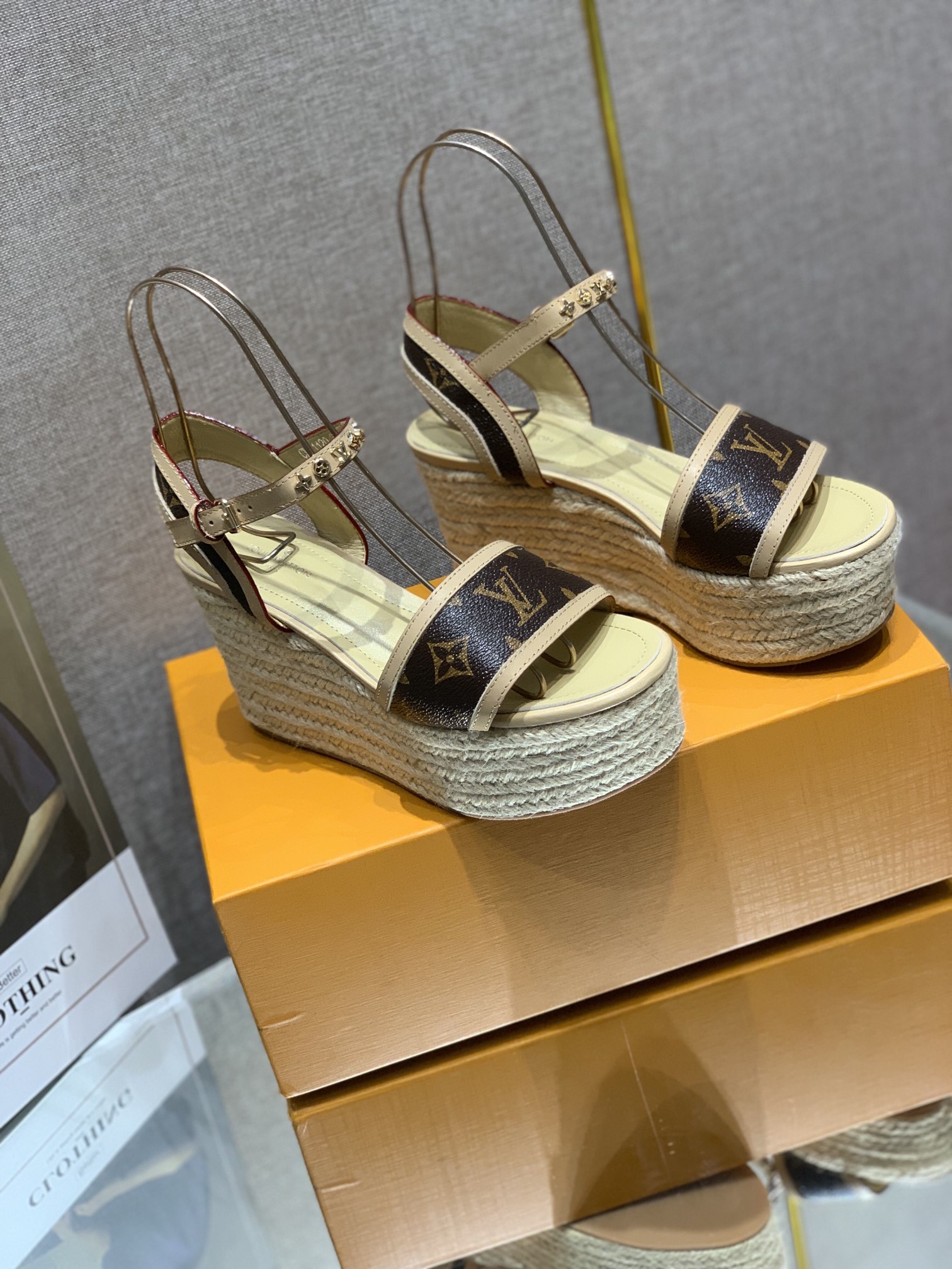 Bagsaaa L0vis Vvtt0n Wedge Sandals White and Brown 