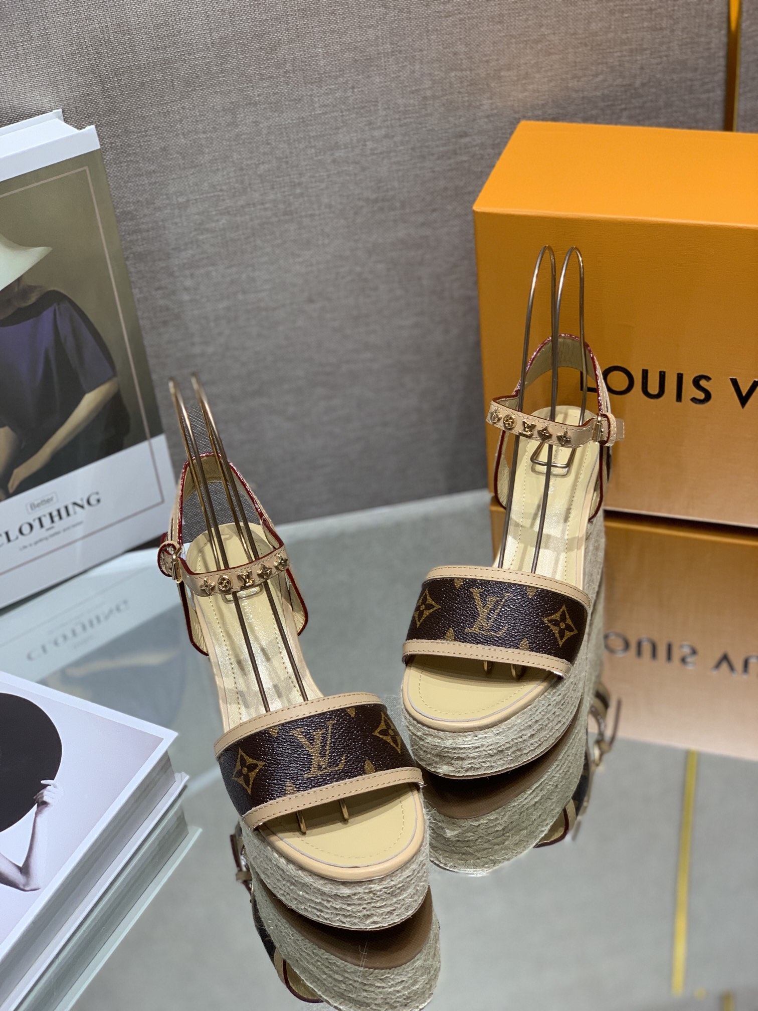 Bagsaaa L0vis Vvtt0n Wedge Sandals White and Brown 