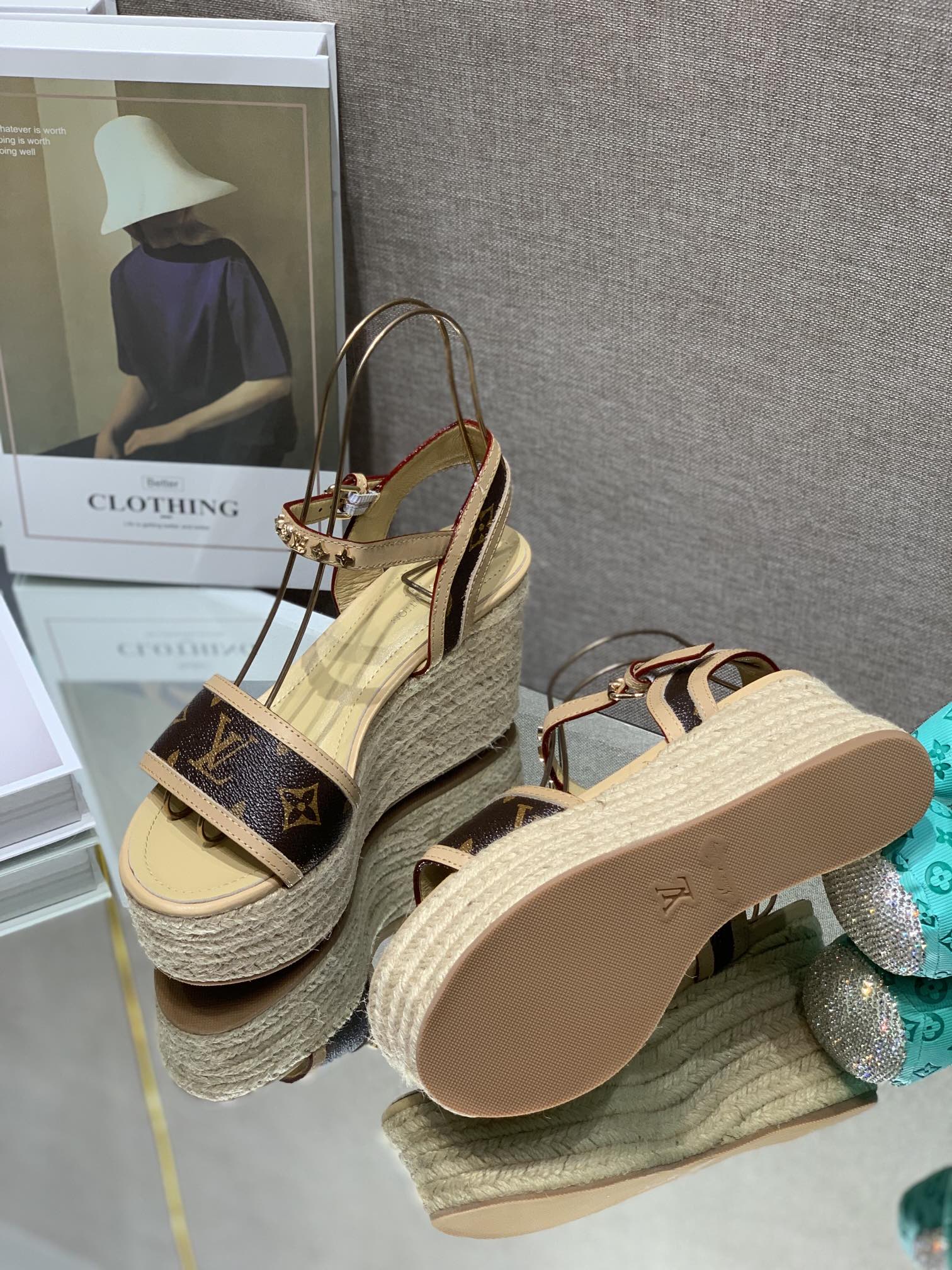 Bagsaaa L0vis Vvtt0n Wedge Sandals White and Brown 