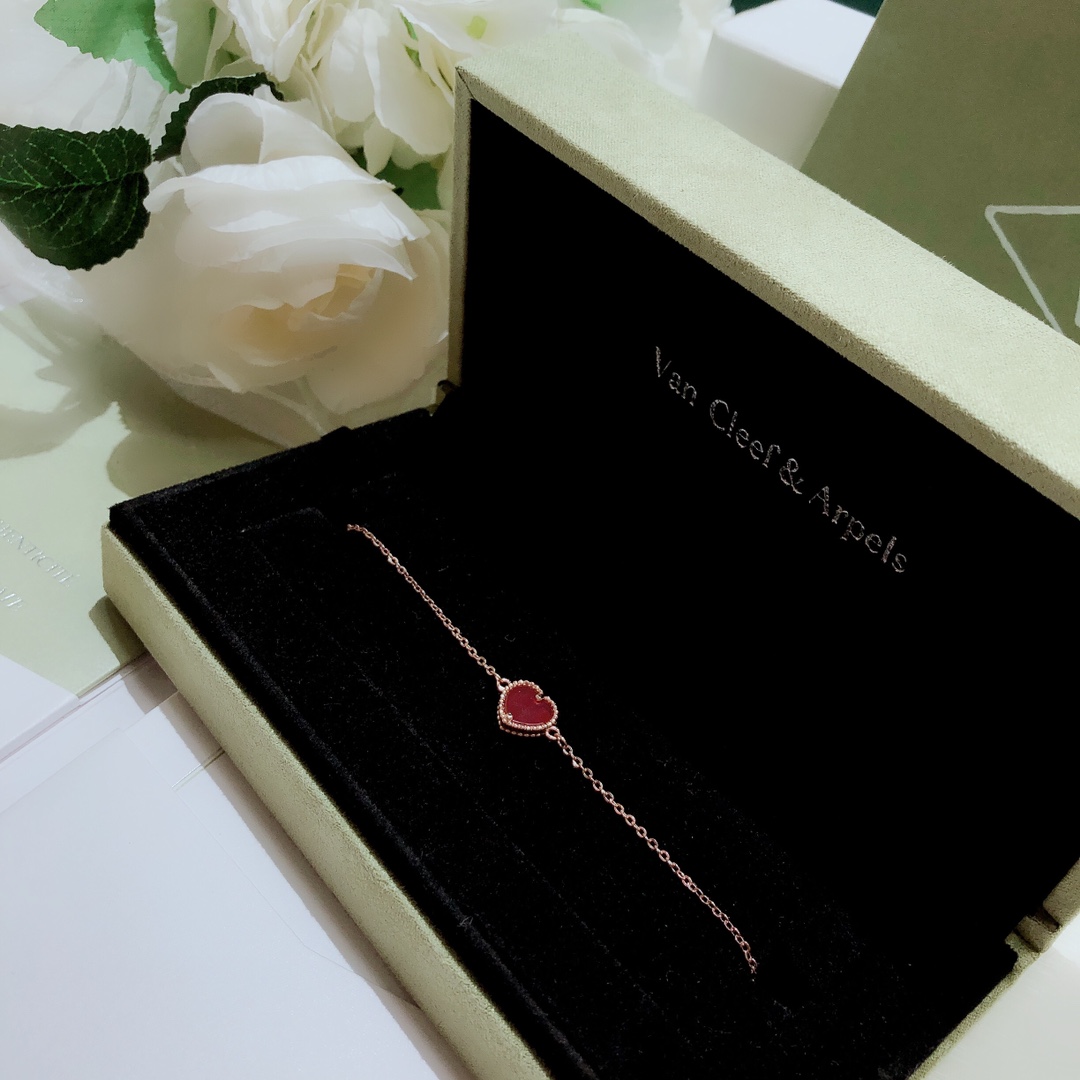 Bagsaaa V*n Cl**f & Arp*1s Red Heart Bracelet
