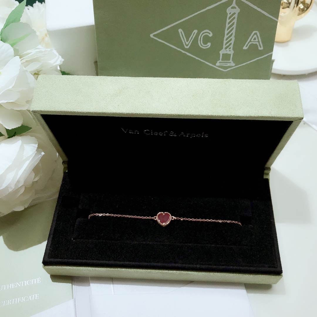 Bagsaaa V*n Cl**f & Arp*1s Red Heart Bracelet
