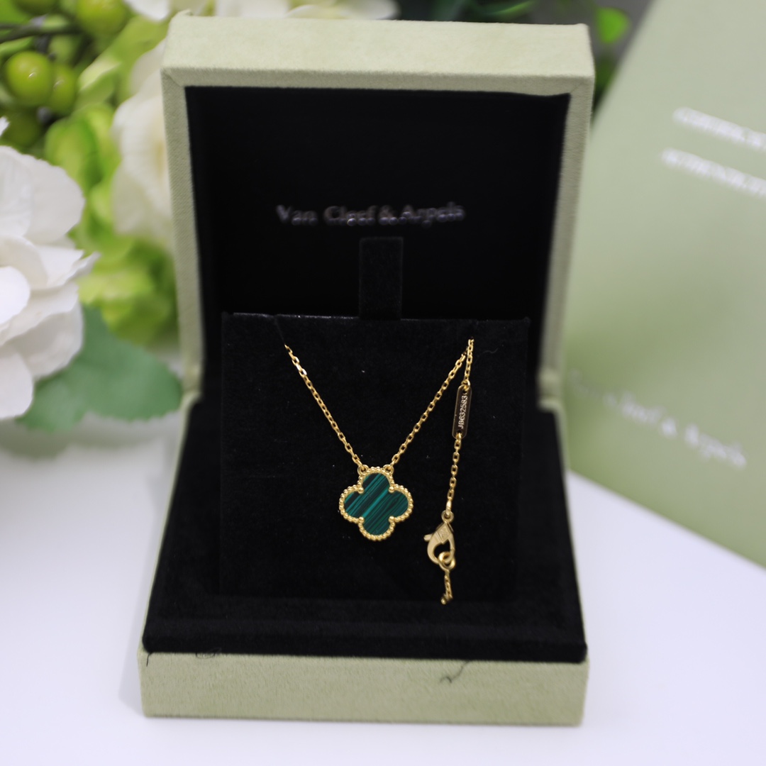 Bagsaaa V*n Cl**f & Arp*1s Clover Green Necklace