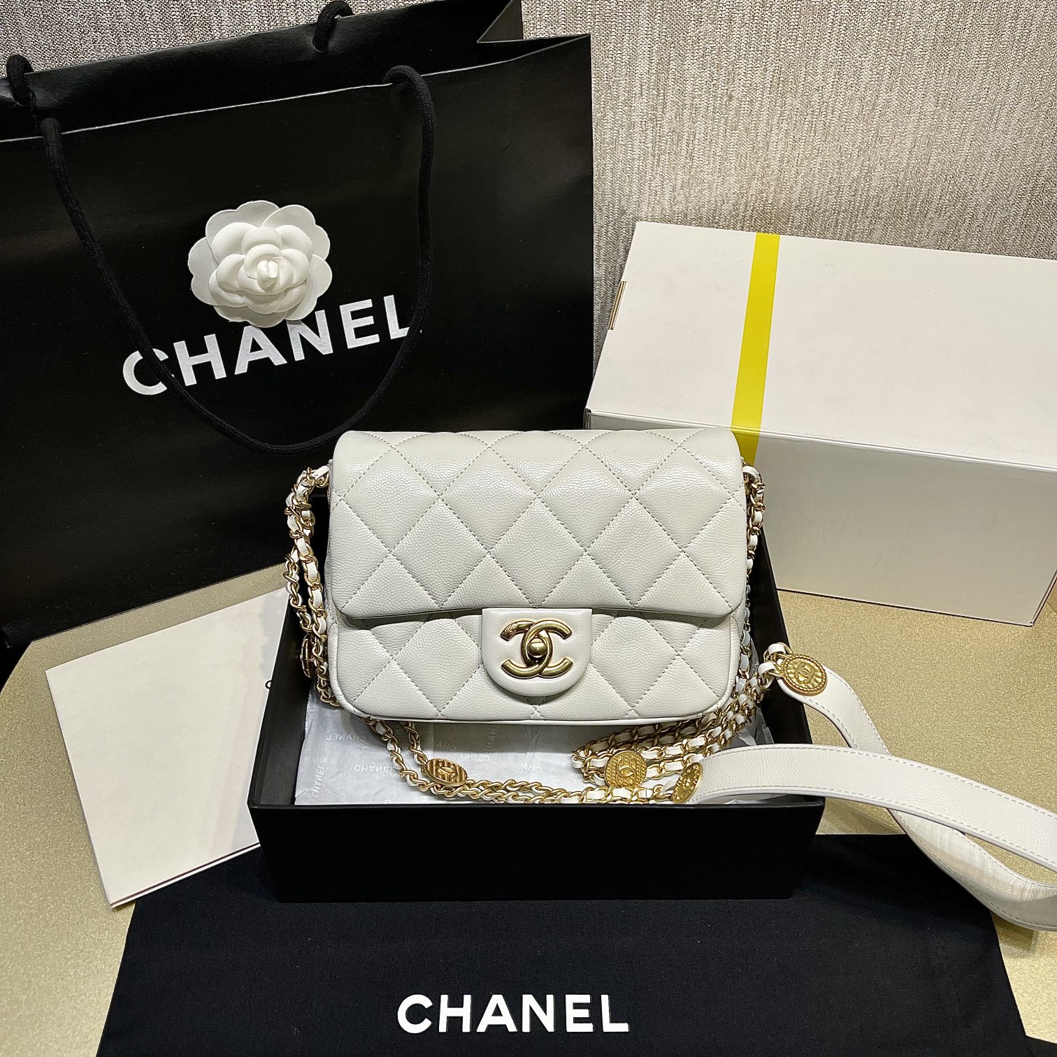 Bagsaaa Ch**el White Flap Bag - 21X14.5X6cm