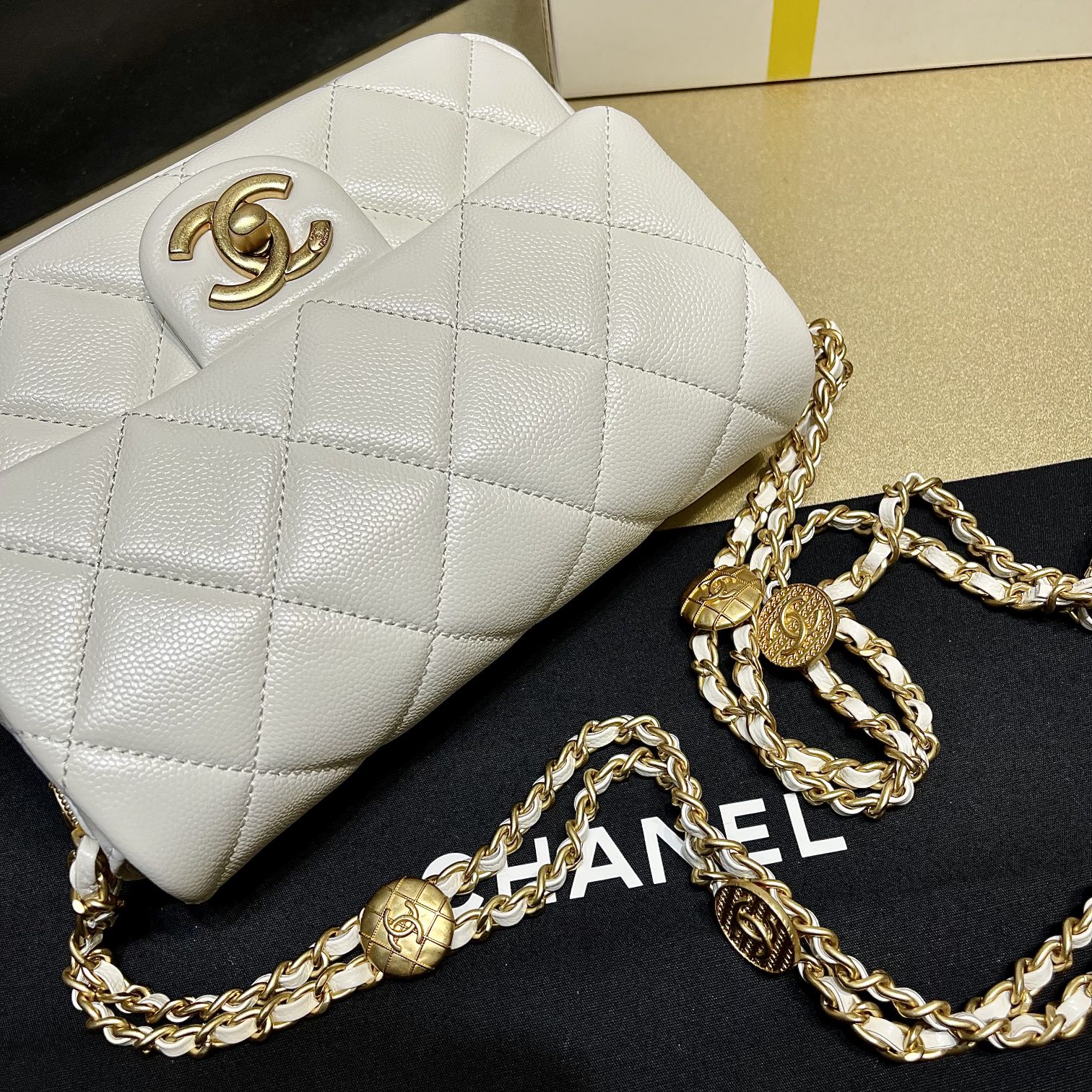Bagsaaa Ch**el White Flap Bag - 21X14.5X6cm