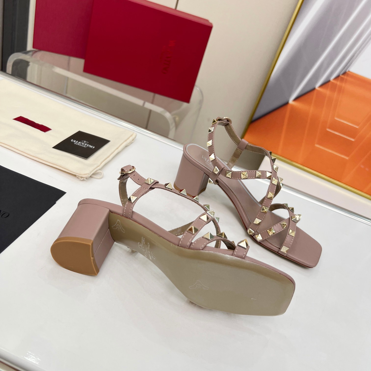 Bagsaaa Va1e*ntin0 Garavani Rockstud-embellished flat nude leather sandals