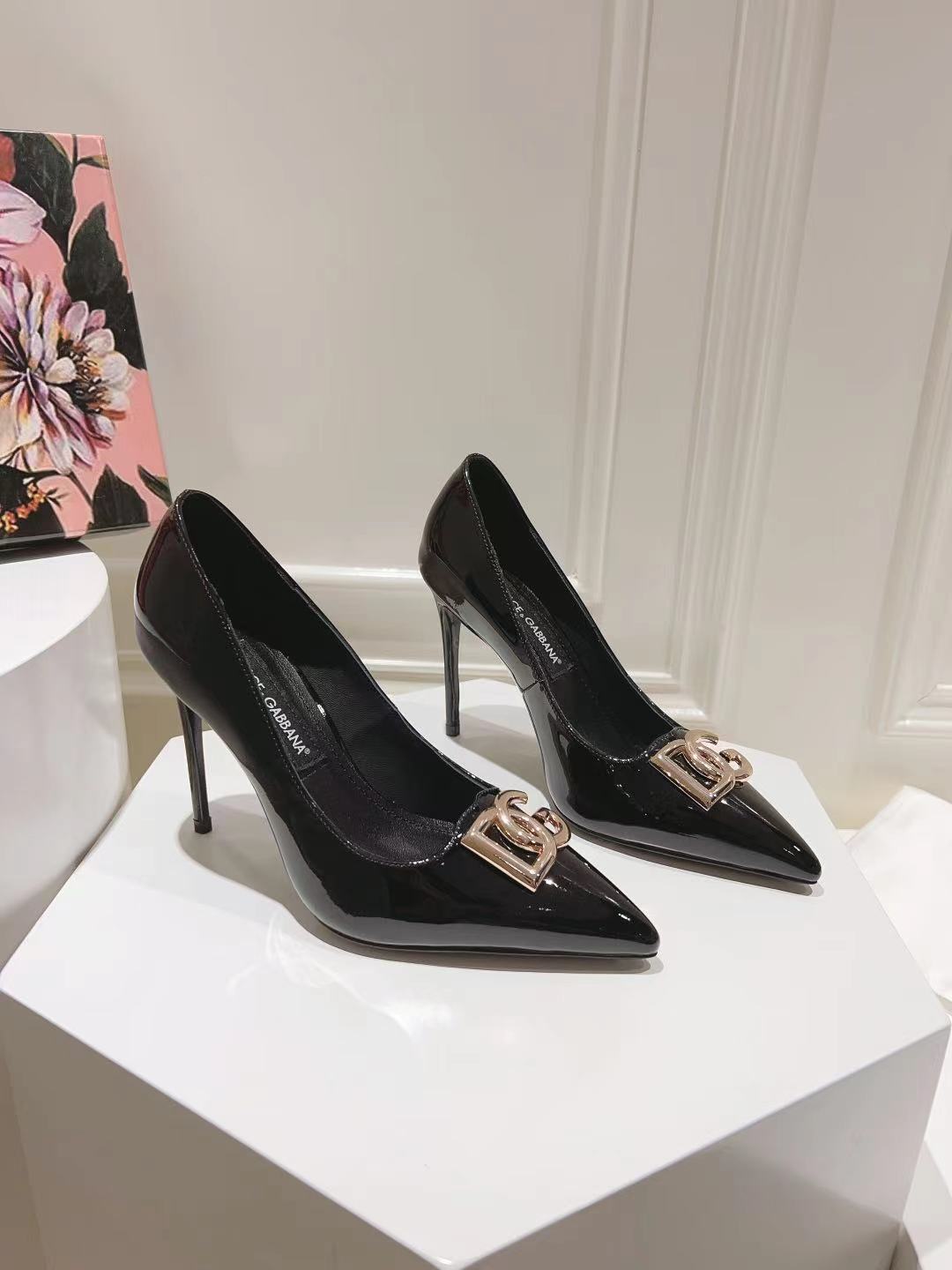 Dolce & Gabbana Logo Detailed Polished Leather Pumps Black