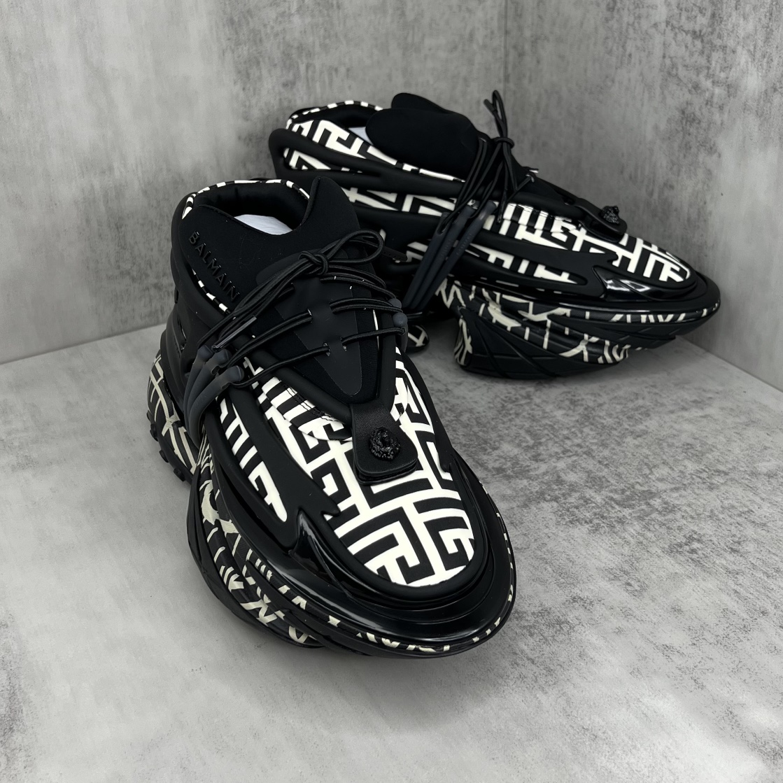 Bagsaaa Balmain Unicorn Low Top trainers in neoprene and leather white and black pattern