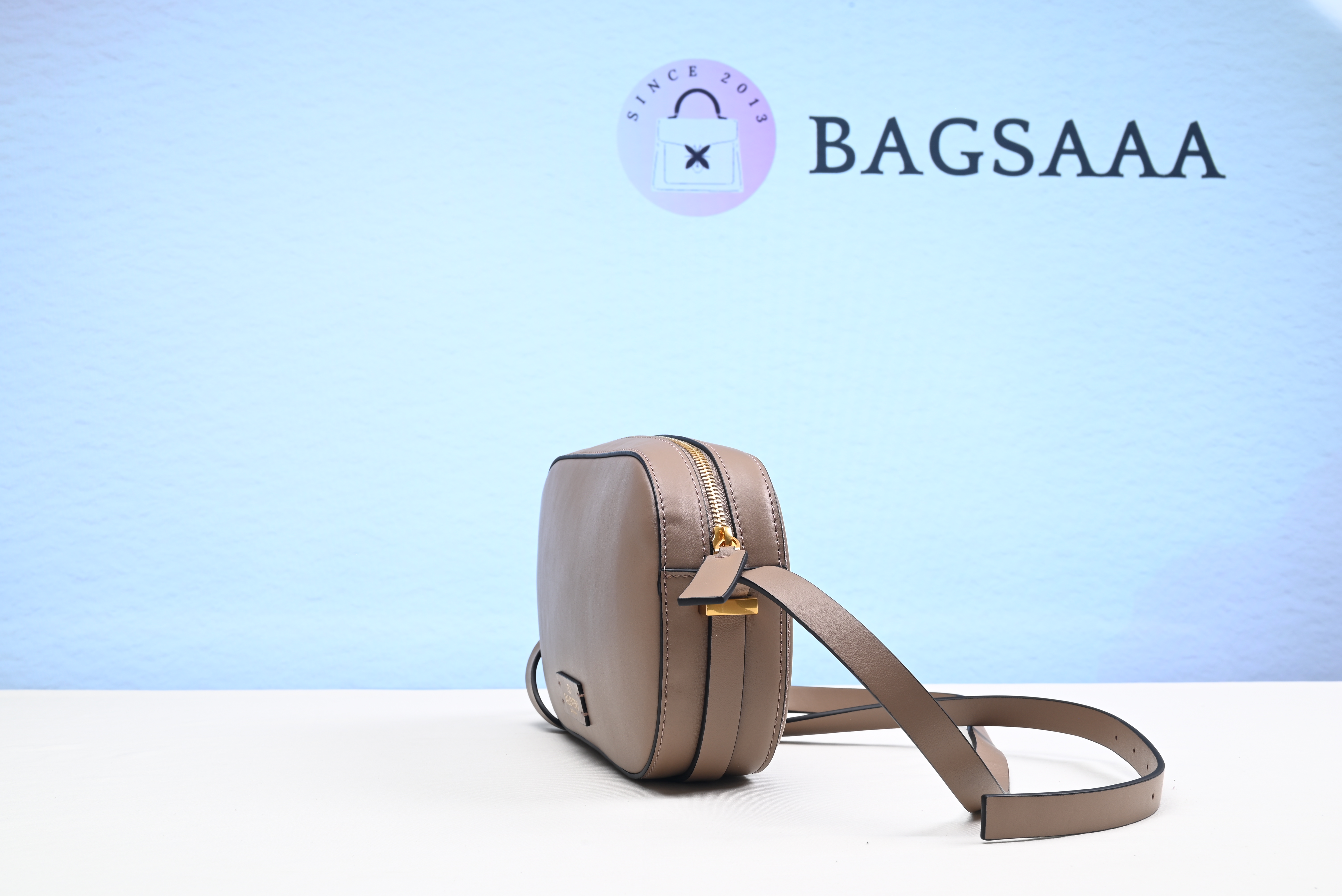 Va1e*ntin0 Garavani Va1e*ntin0 Vlogo Walk crossbody bag 