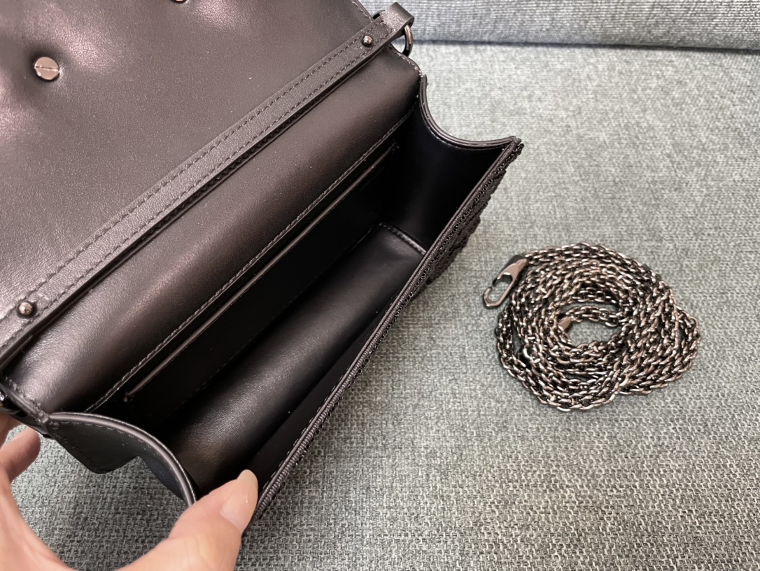 BAGSAAA Va1e*ntin0 GARAVANI SMALL LOCÒ SHOULDER BAG BLACK