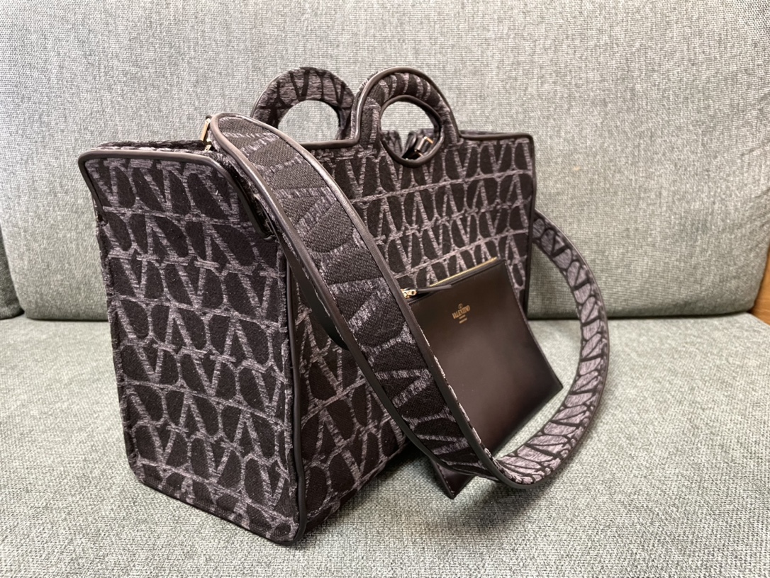 Bagsaaa Va1e*ntin0 Garavani La Troisième Toile Iconographe tote bag chocolate brown